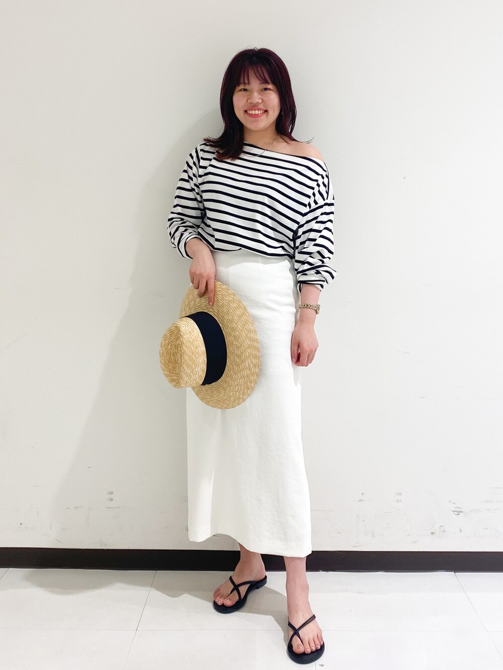 ブルー系のTシャツ/カットソー、ホワイト系のスカート、ブラック系のサンダルを着用したレディースの夏コーディネートの3枚目の写真