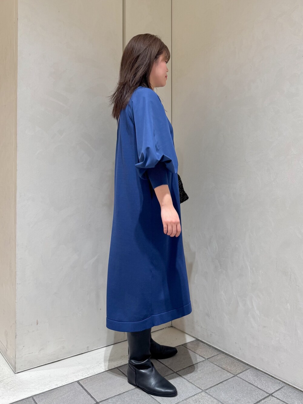 ブルー系のワンピースを着用したレディースの冬コーディネートの5枚目の写真