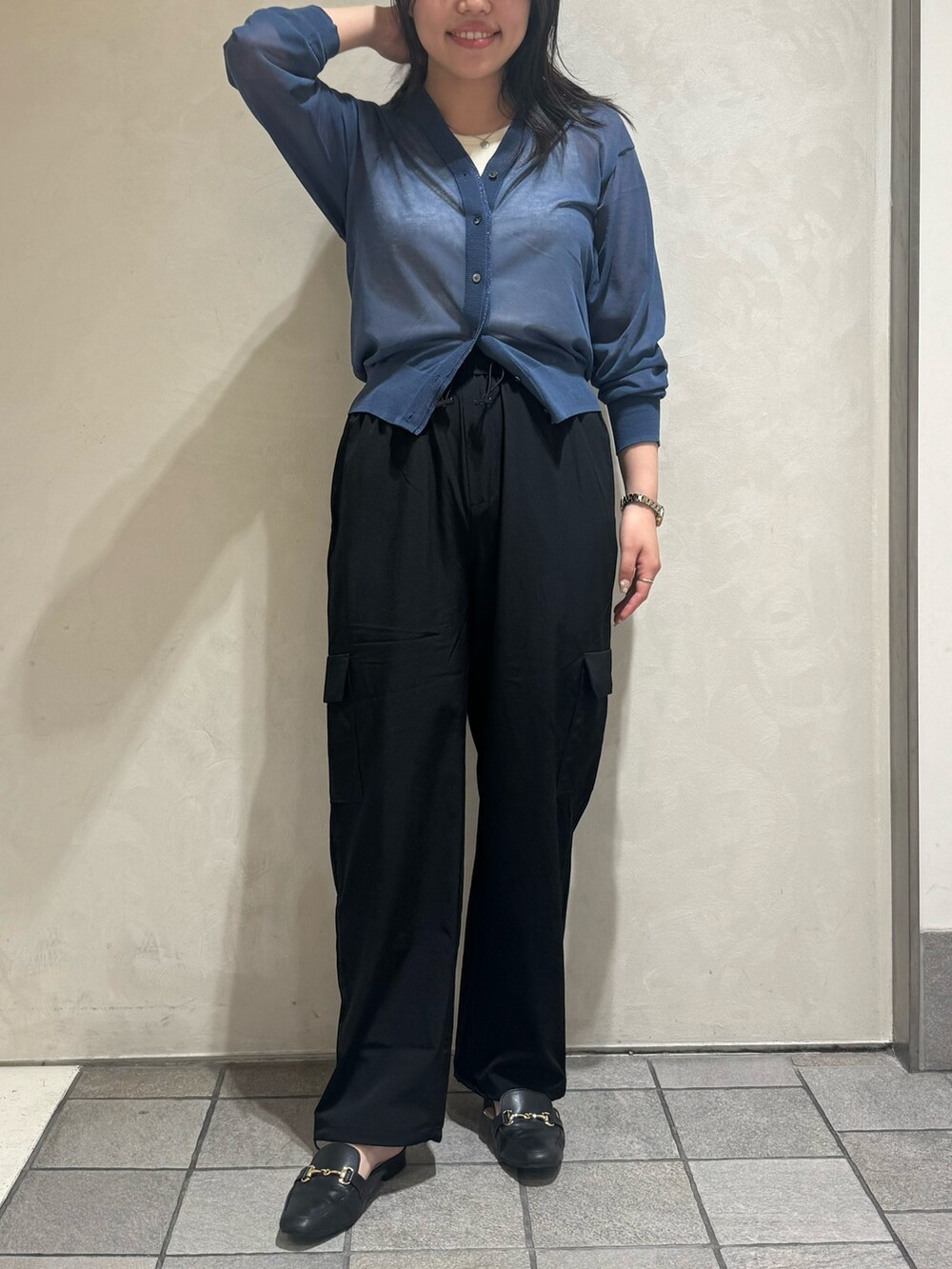 ブルー系のシャツ/ブラウス、ブラック系のカーゴパンツを着用したレディースの夏コーディネートの2枚目の写真