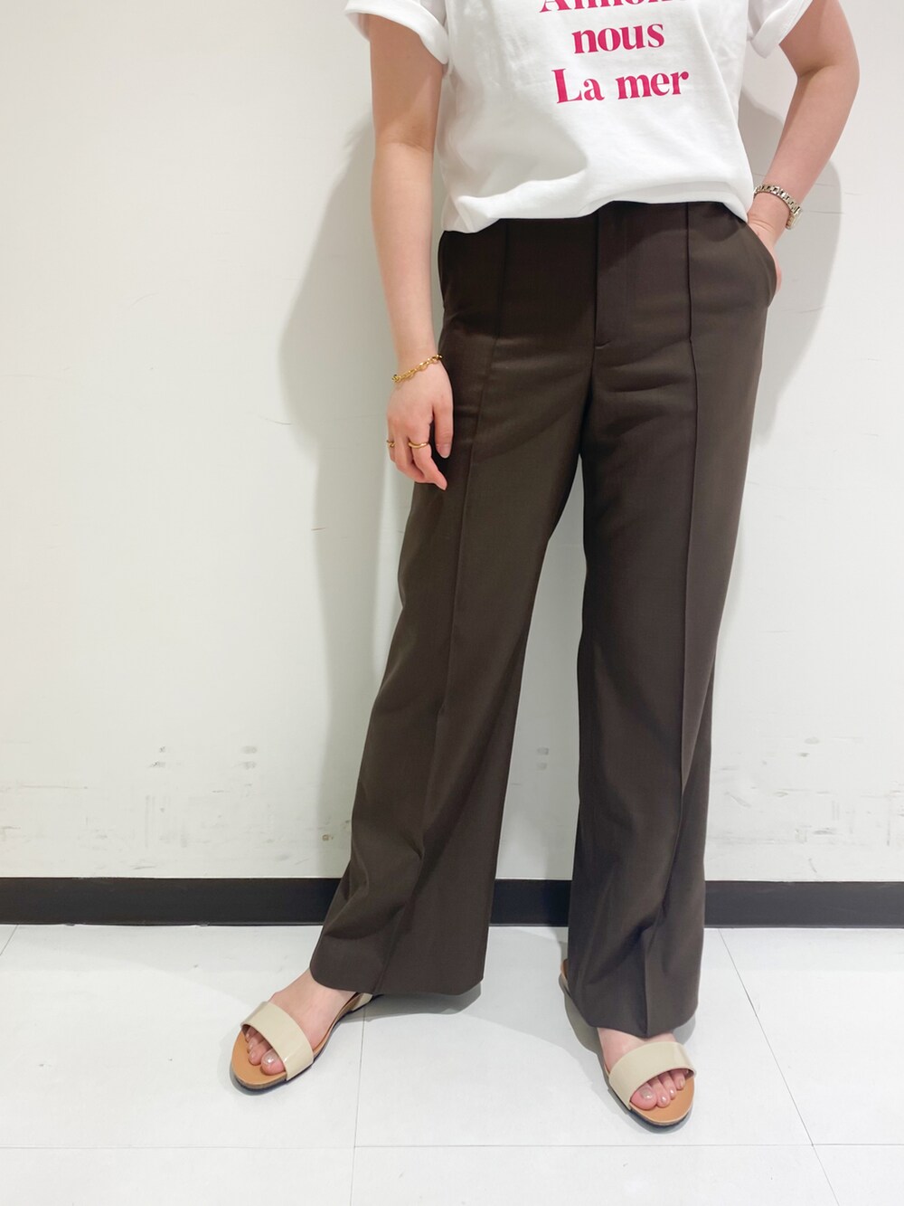 ブラウン系のTシャツ/カットソー、ブラウン系のその他パンツ、ベージュ系のサンダルを着用したレディースの夏コーディネートの4枚目の写真