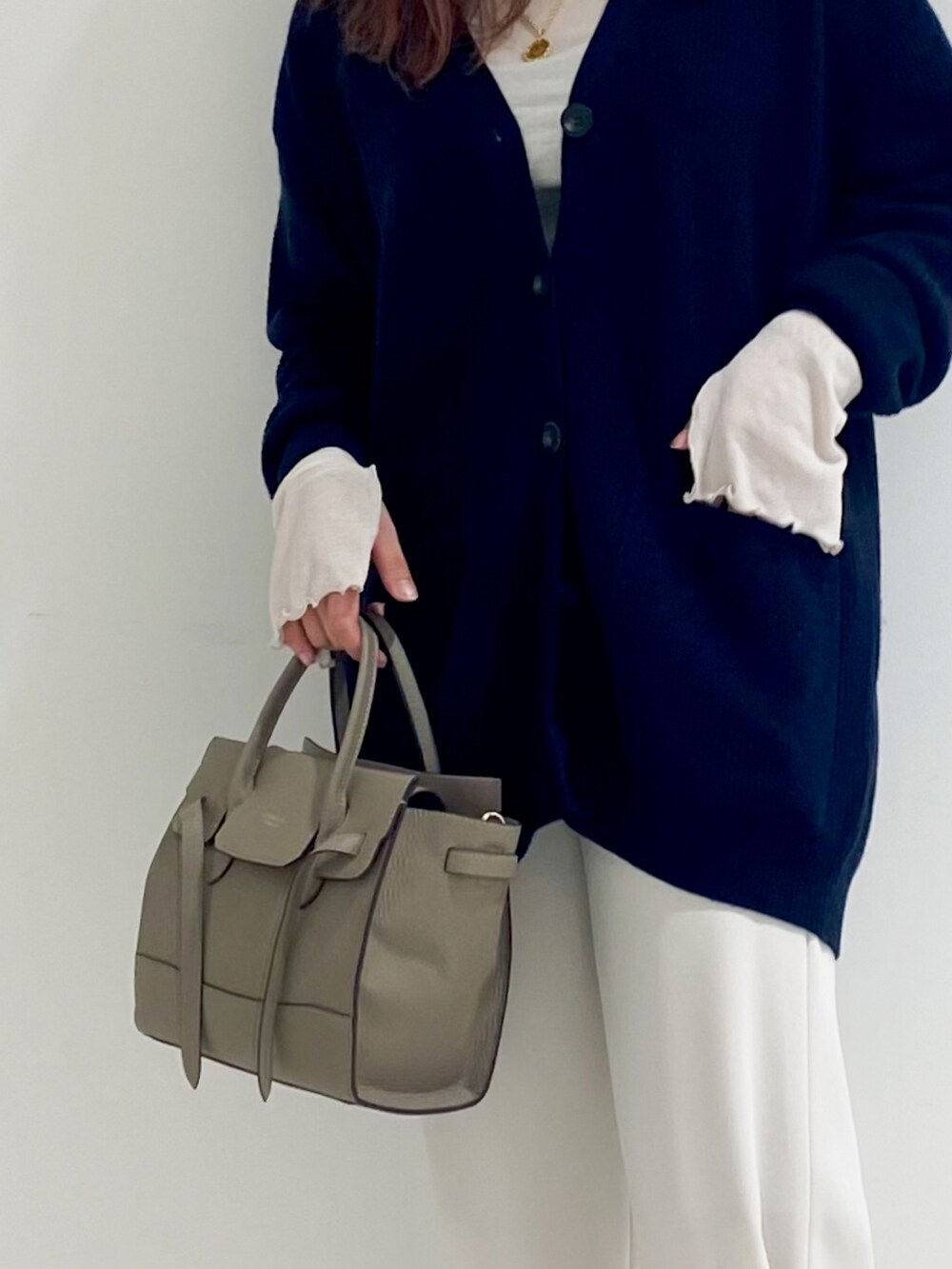 ブルー系のカーディガン/ボレロ、ホワイト系のその他パンツ、グレー系のパンプスを着用したレディースの秋コーディネートの4枚目の写真