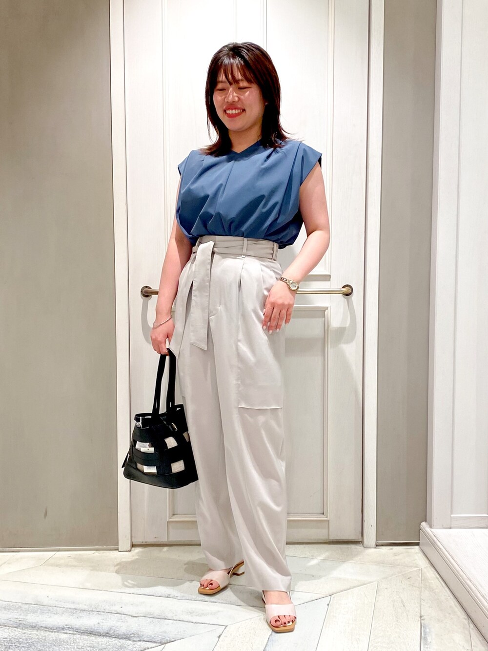 グリーン系のシャツ/ブラウス、ベージュ系のその他パンツ、ブラウン系のトートバッグを着用したレディースの夏コーディネートの2枚目の写真