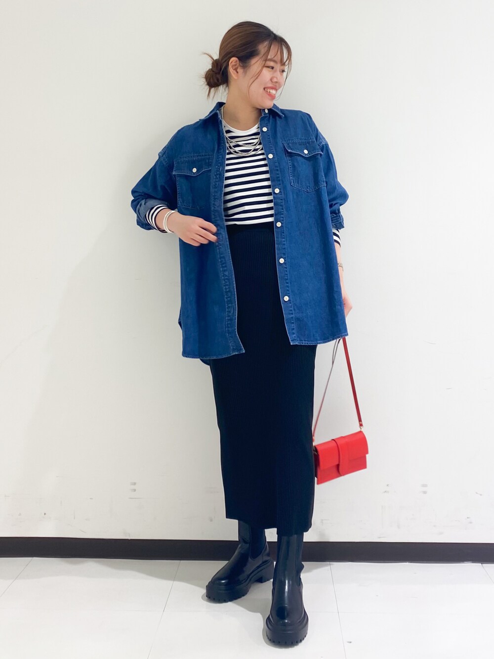 ホワイト系のTシャツ/カットソー、ブルー系のシャツ/ブラウス、ホワイト系のスカートを着用したレディースの秋コーディネートの2枚目の写真