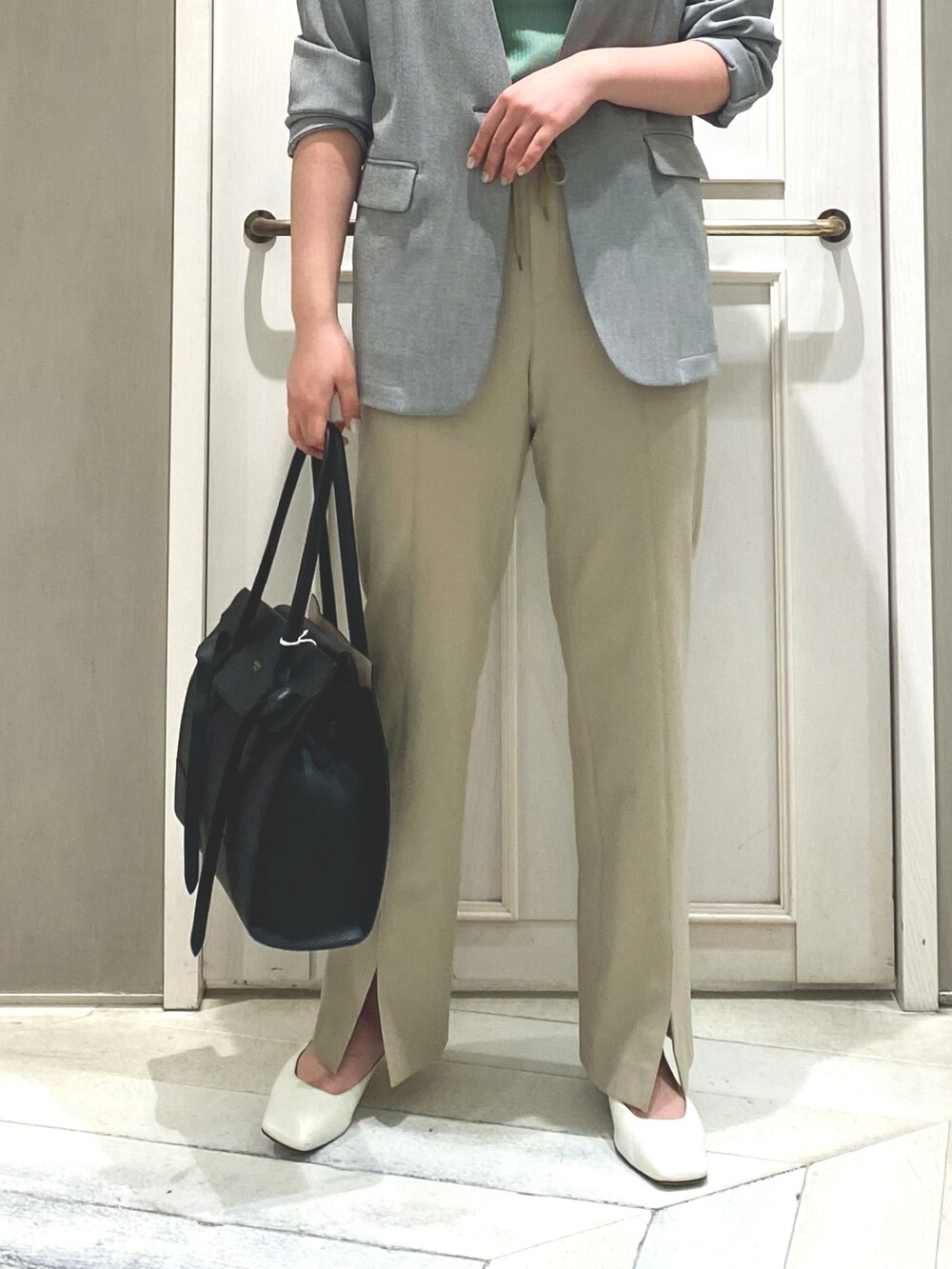 グリーン系のTシャツ/カットソー、ベージュ系のその他パンツ、ブラック系のノーカラージャケットを着用したレディースの春コーディネートの4枚目の写真