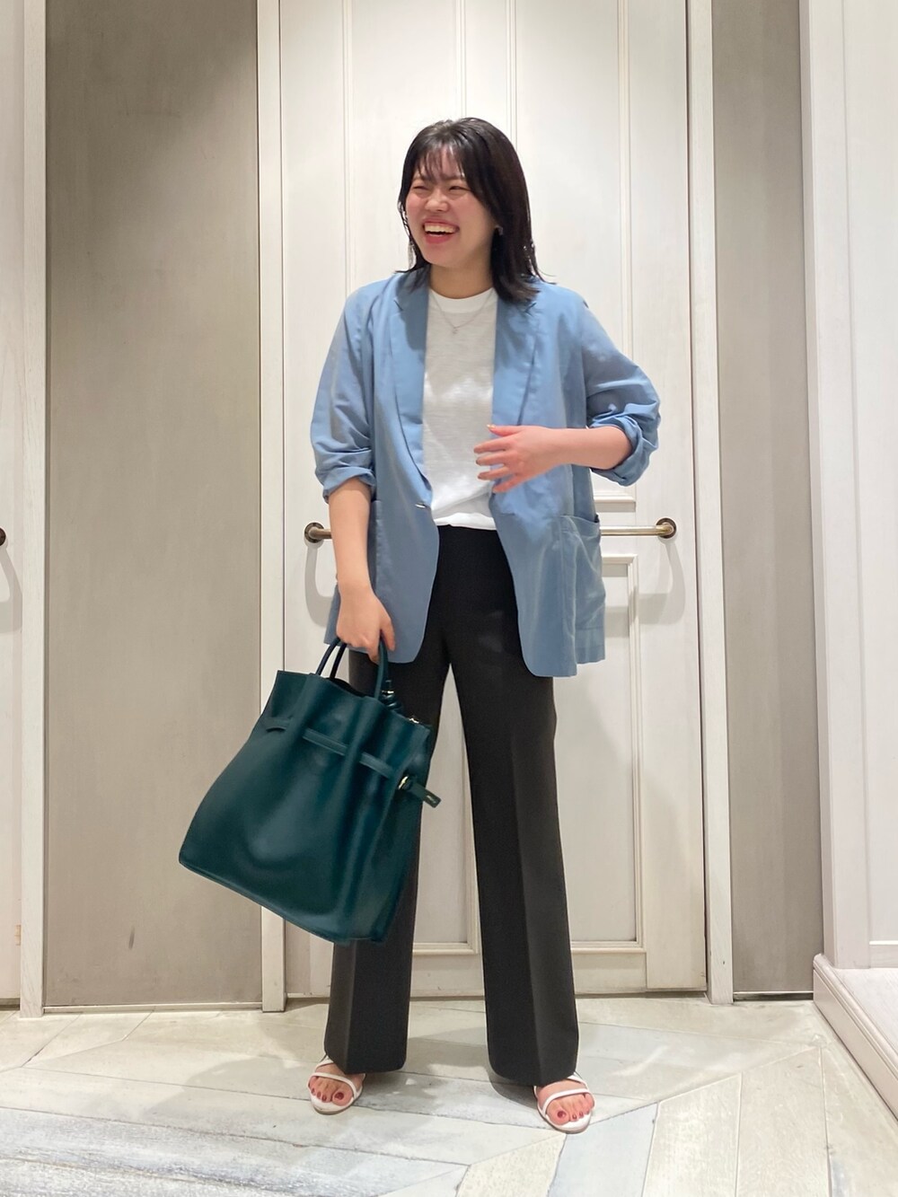 ホワイト系のTシャツ/カットソー、グリーン系のトートバッグ、ブルー系のテーラードジャケットを着用したレディースの夏コーディネートの4枚目の写真