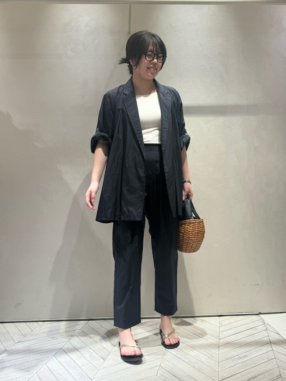 ブラック系のシャツ/ブラウス、ブラック系のその他パンツ、ブラック系のトートバッグを着用したレディースの夏コーディネートの3枚目の写真