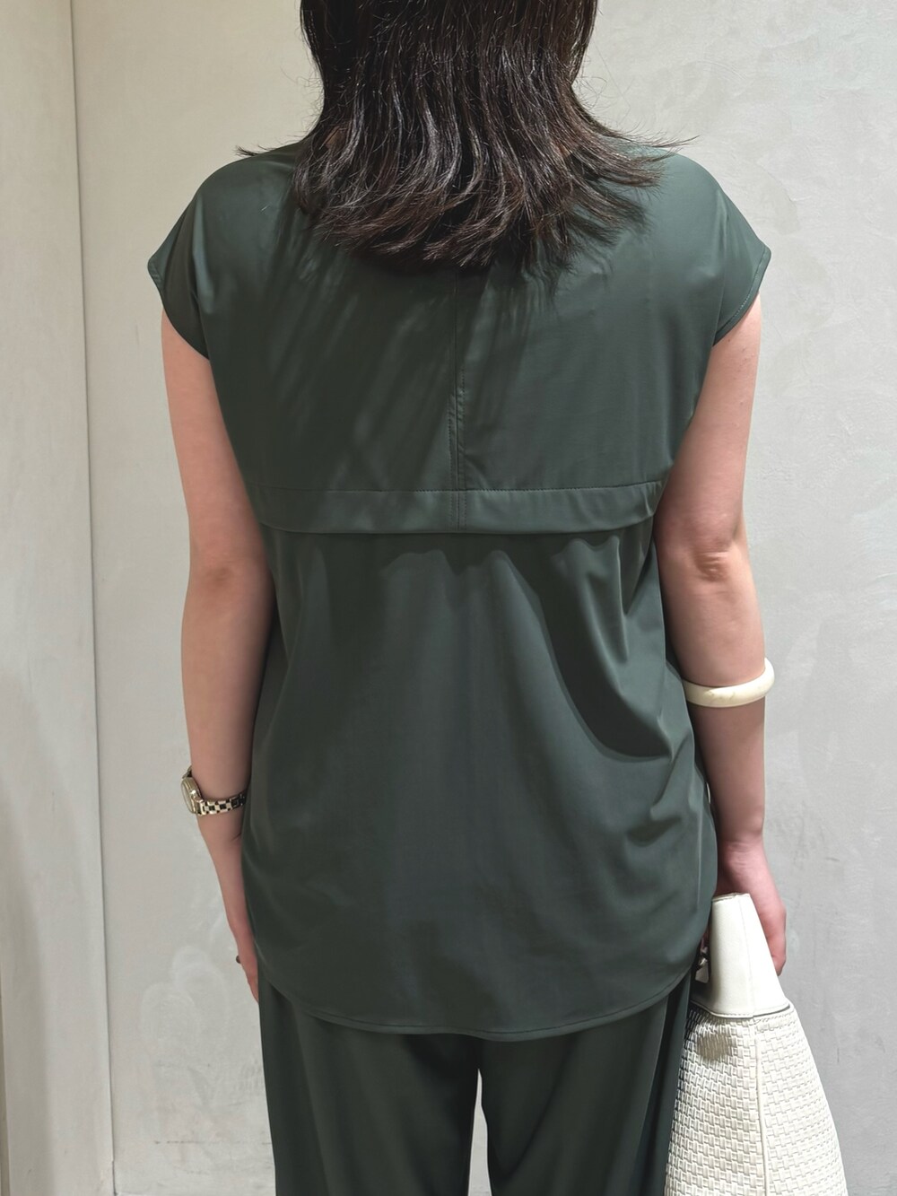 グリーン系のシャツ/ブラウス、グリーン系のその他パンツを着用したレディースの夏コーディネートの6枚目の写真