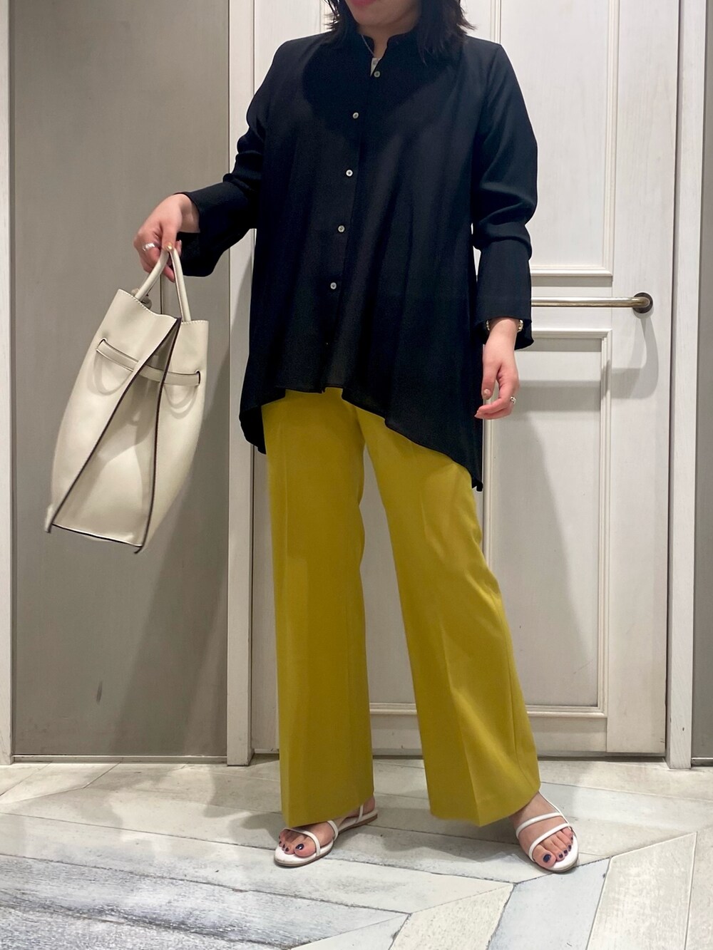 ブラック系のシャツ/ブラウス、ホワイト系のサンダル、ホワイト系のトートバッグを着用したレディースの夏コーディネートの3枚目の写真