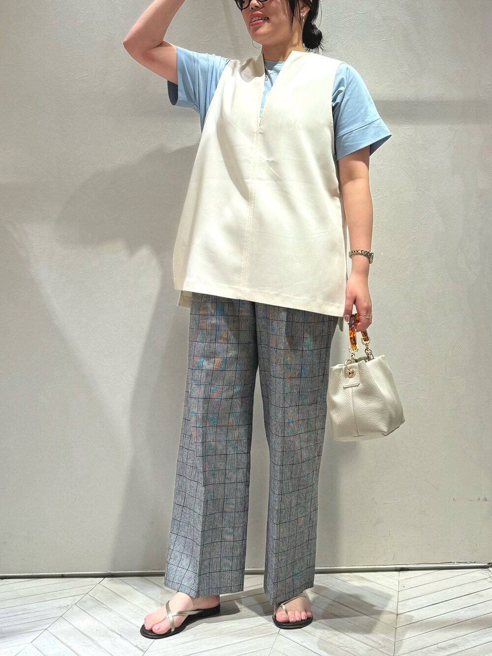 ホワイト系のベスト、ブルー系のTシャツ/カットソー、その他のスラックスを着用したレディースの夏コーディネートの2枚目の写真