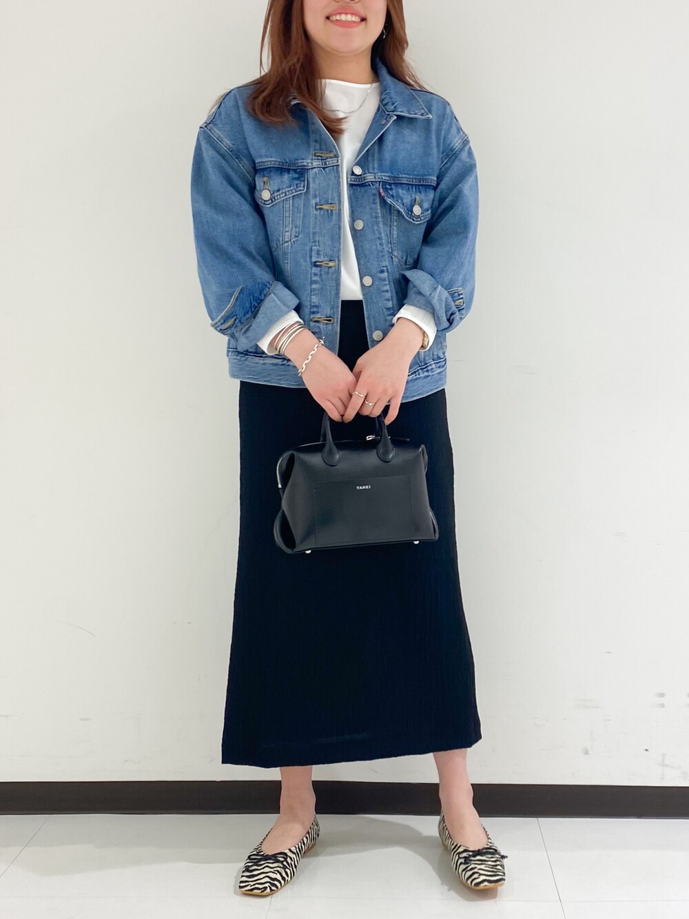 ホワイト系のシャツ/ブラウス、ブラック系のスカート、その他のバレエシューズを着用したレディースの春コーディネートの2枚目の写真