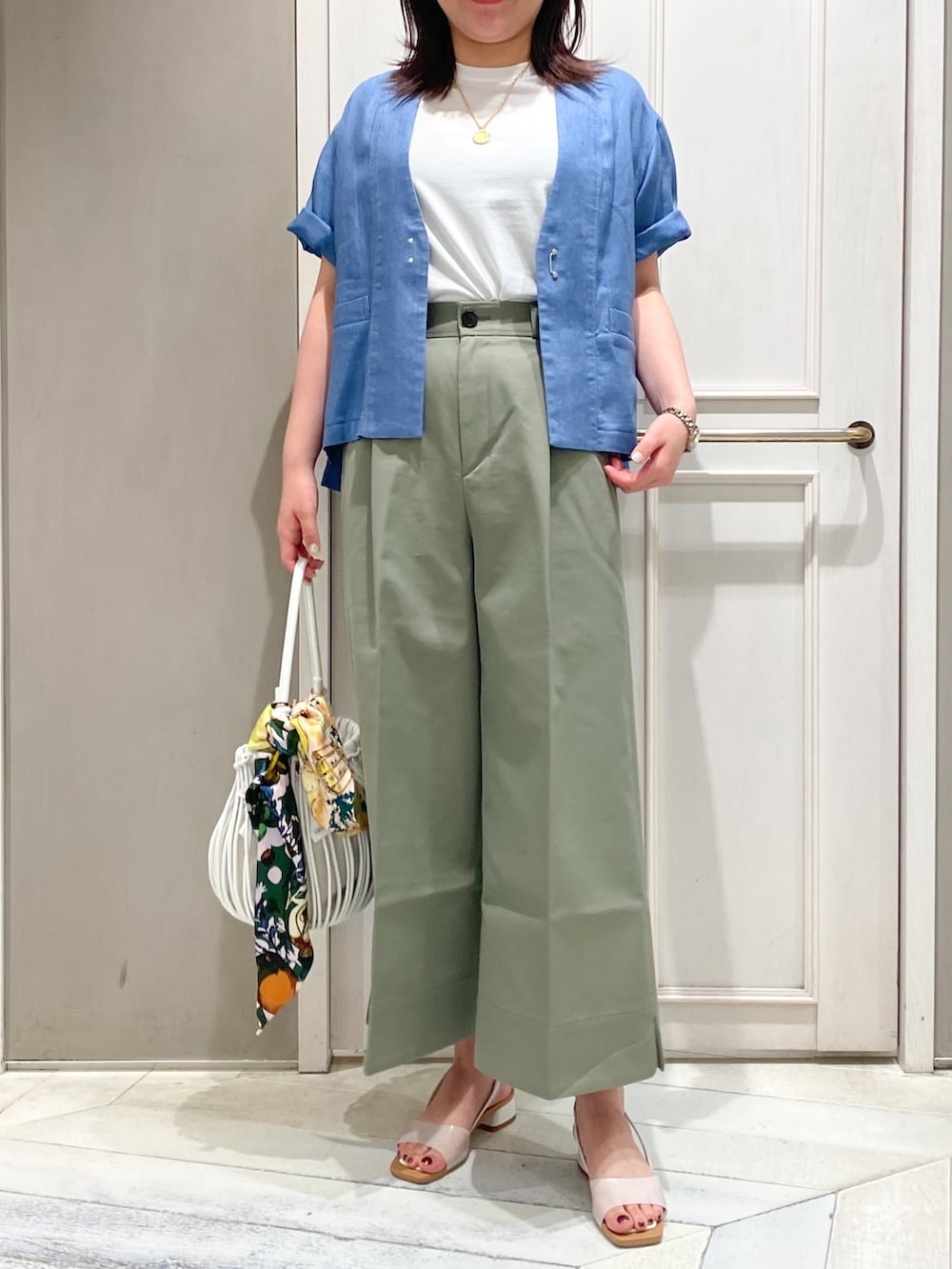 ブルー系のノーカラージャケット、ホワイト系のTシャツ/カットソー、グリーン系のその他パンツを着用したレディースの春コーディネートの3枚目の写真