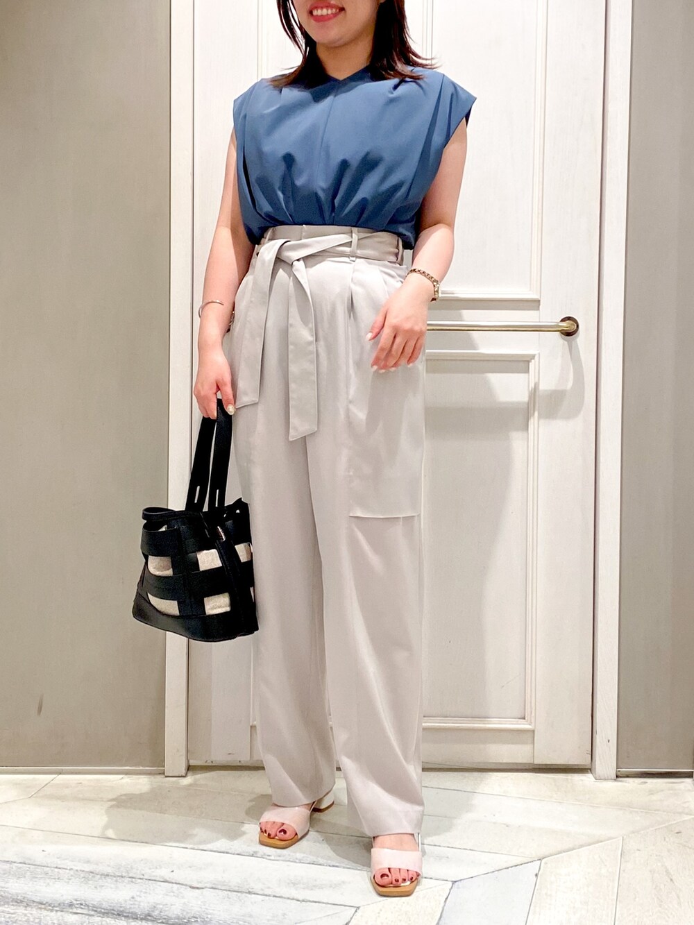 グリーン系のシャツ/ブラウス、ベージュ系のその他パンツ、ブラウン系のトートバッグを着用したレディースの夏コーディネートの4枚目の写真