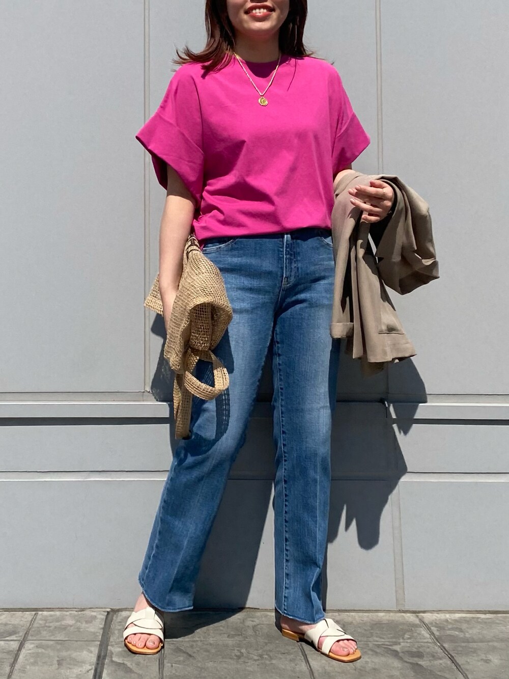 ピンク系のTシャツ/カットソー、ホワイト系のトートバッグ、ブルー系のデニムパンツを着用したレディースの夏コーディネートの5枚目の写真