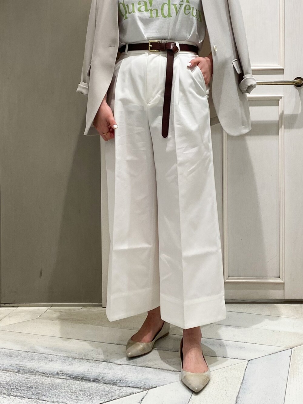 ホワイト系のTシャツ/カットソー、ベージュ系のノーカラージャケット、ホワイト系のその他パンツを着用したレディースの春コーディネートの3枚目の写真