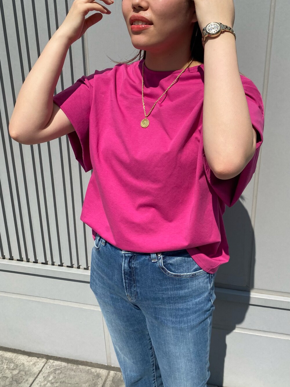 ピンク系のTシャツ/カットソー、ホワイト系のトートバッグ、ブルー系のデニムパンツを着用したレディースの夏コーディネートの4枚目の写真