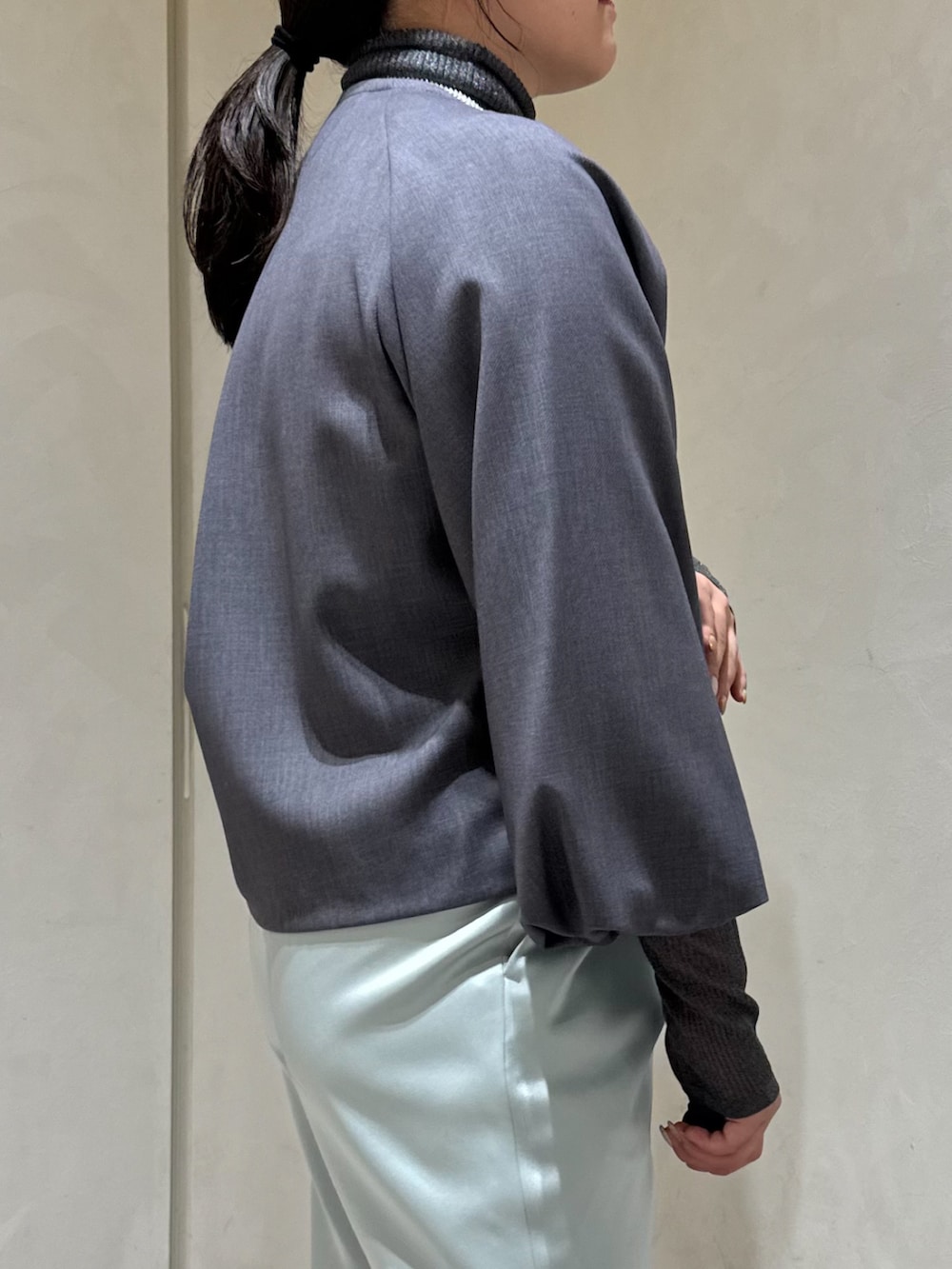 グリーン系のスラックス、グレー系のニット/セーター、グレー系のテーラードジャケットを着用したレディースの秋コーディネートの5枚目の写真