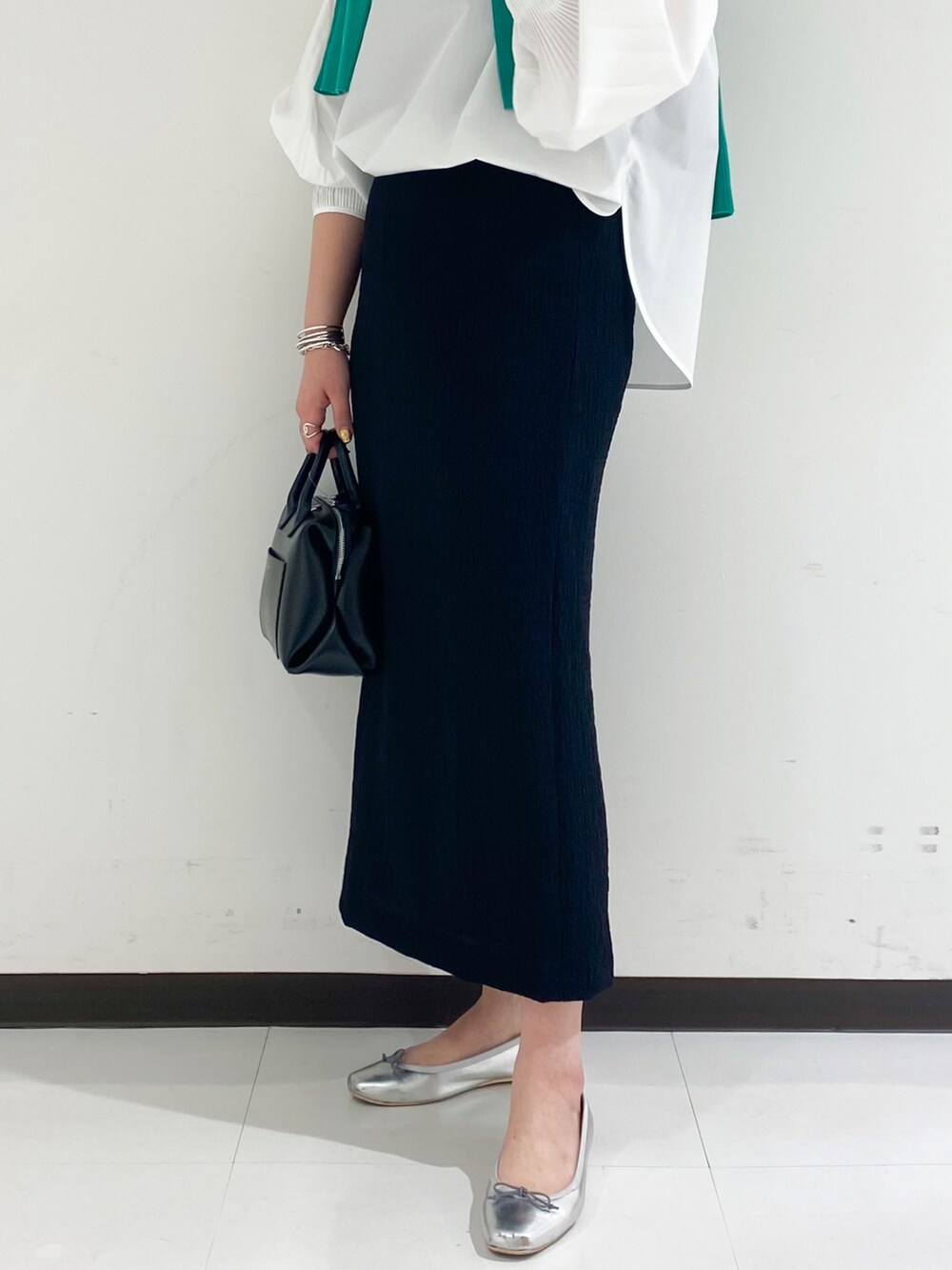 ホワイト系のシャツ/ブラウス、ブラック系のスカートを着用したレディースの春コーディネートの3枚目の写真