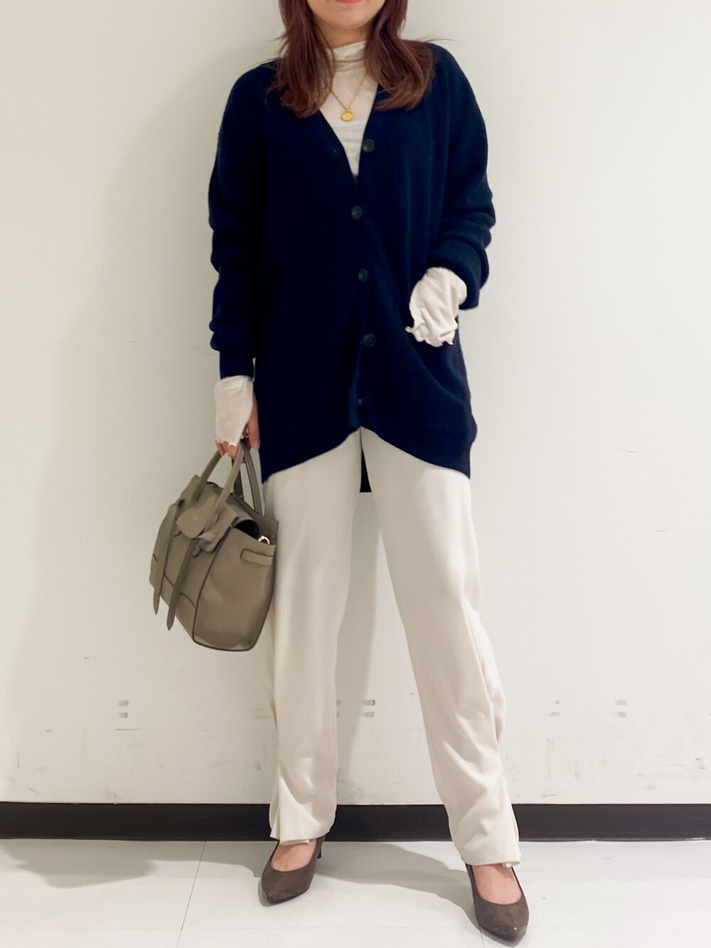 ブルー系のカーディガン/ボレロ、ホワイト系のその他パンツ、グレー系のパンプスを着用したレディースの秋コーディネートの2枚目の写真