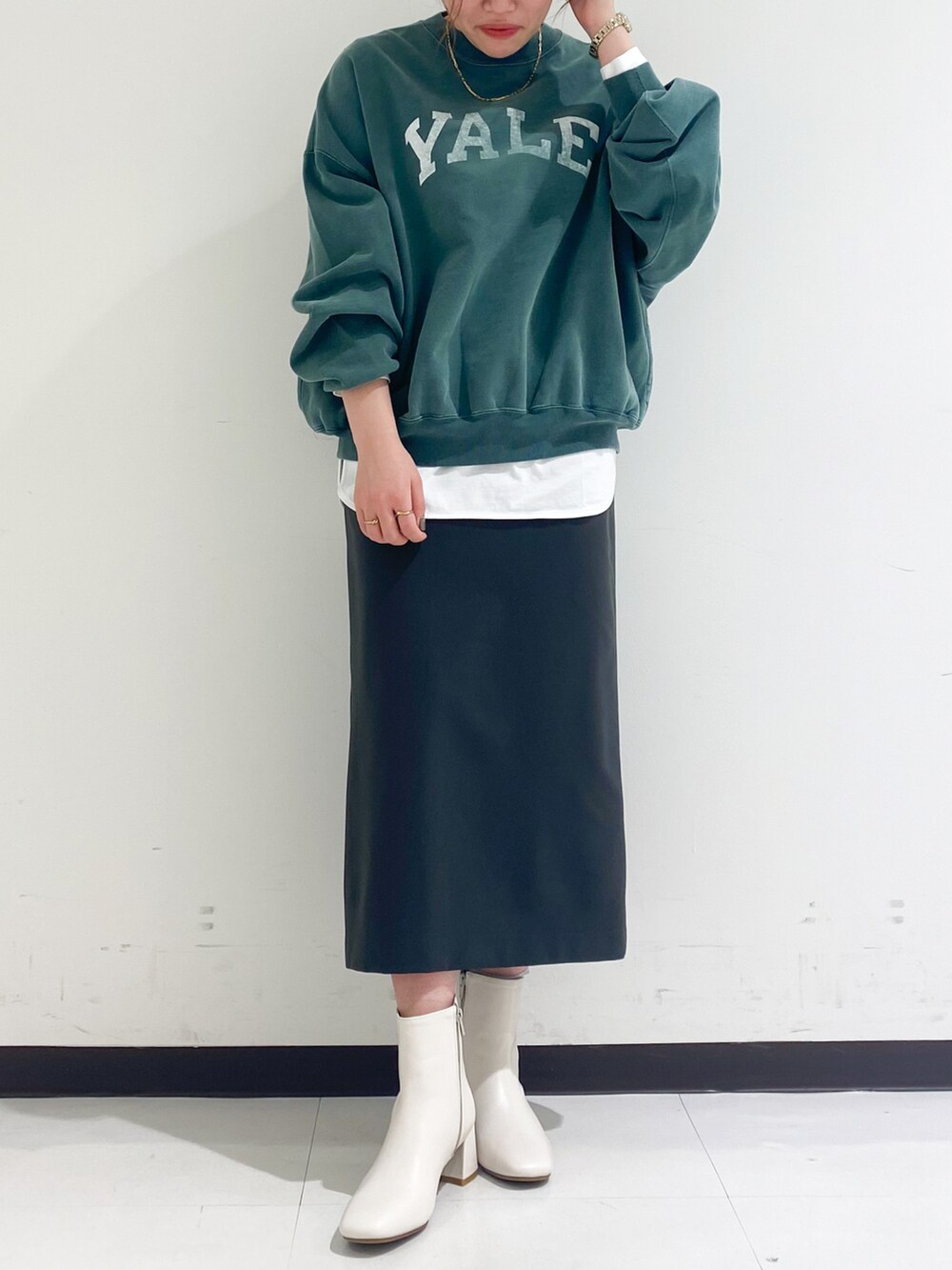 「私の推しブランド、オトナ女子、ゆるコーデ、きれいめカジュアル、大人カジュアル、スウェット、大人コーデ、きれいめコーディネート、タイトスカート、グリーン、レミレリーフ、Rougevif」｜「Rouge vifの【REMI RELIEF/レミレリーフ】別注YALEスウェット（スウェット、ブラック系）」を使った、たじさん（レディース・159cm）の冬コーディネートの3枚目の写真