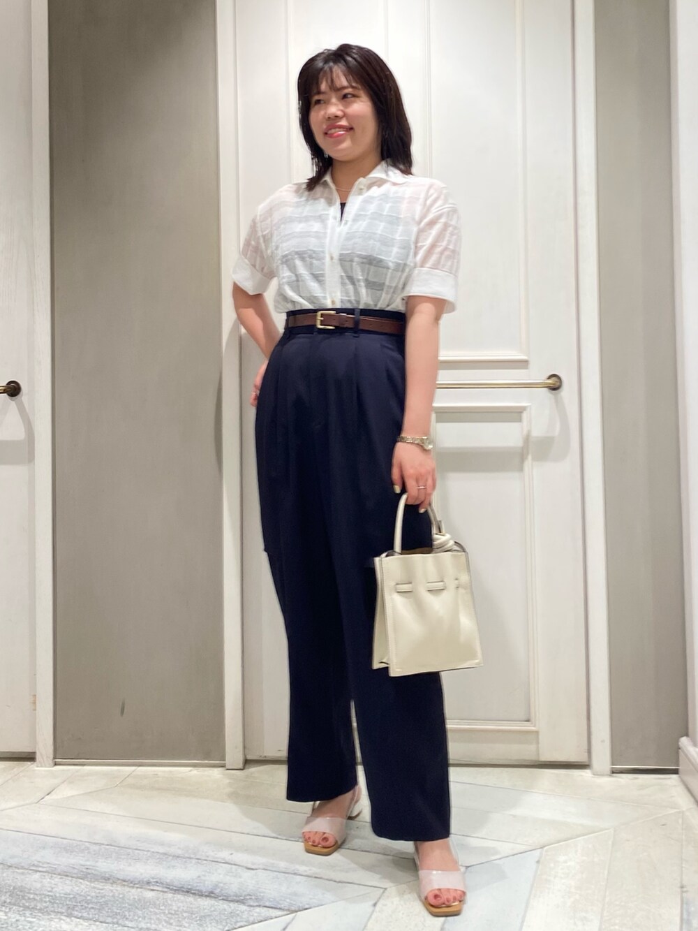 グリーン系のトートバッグ、ホワイト系のサンダル、ホワイト系のニット/セーターを着用したレディースの夏コーディネートの4枚目の写真