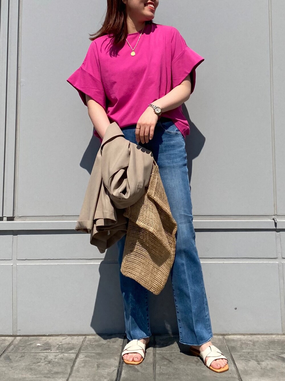 ピンク系のTシャツ/カットソー、ホワイト系のトートバッグ、ブルー系のデニムパンツを着用したレディースの夏コーディネートの2枚目の写真