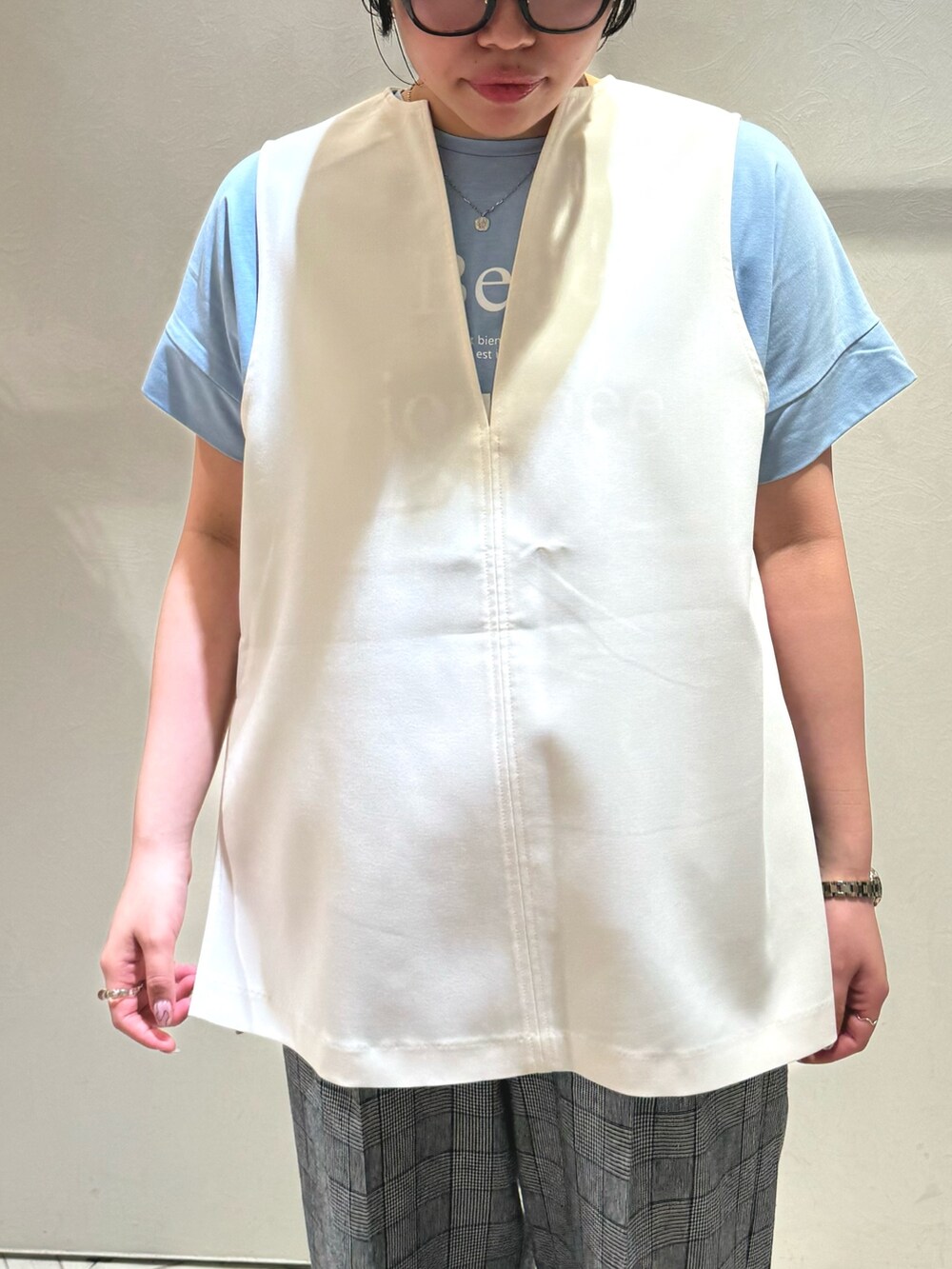 ホワイト系のベスト、ブルー系のTシャツ/カットソー、その他のスラックスを着用したレディースの夏コーディネートの5枚目の写真