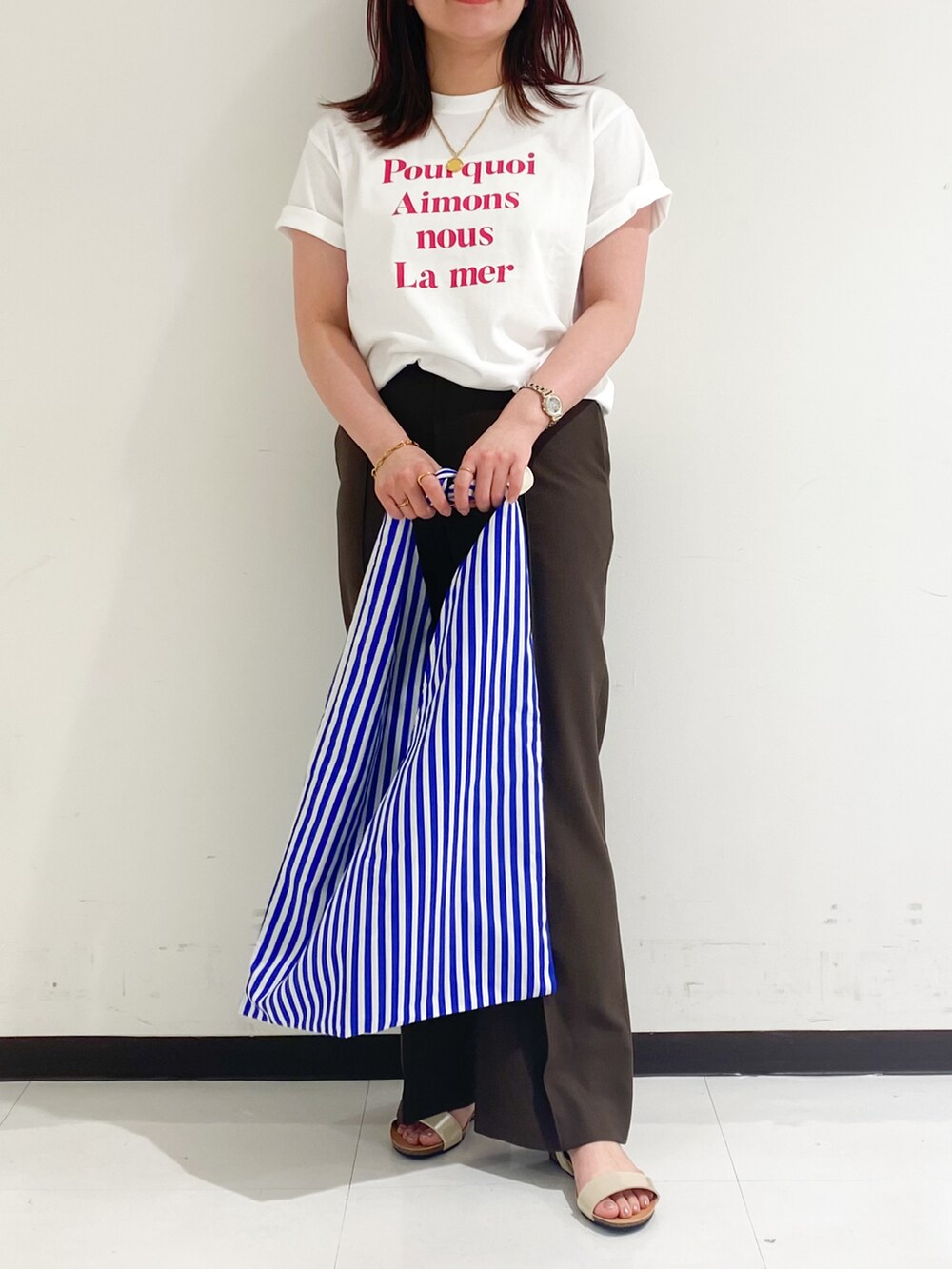 ブラウン系のTシャツ/カットソー、ブラウン系のその他パンツ、ベージュ系のサンダルを着用したレディースの夏コーディネートの3枚目の写真