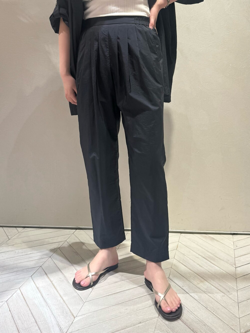 ブラック系のシャツ/ブラウス、ブラック系のその他パンツ、ブラック系のトートバッグを着用したレディースの夏コーディネートの7枚目の写真