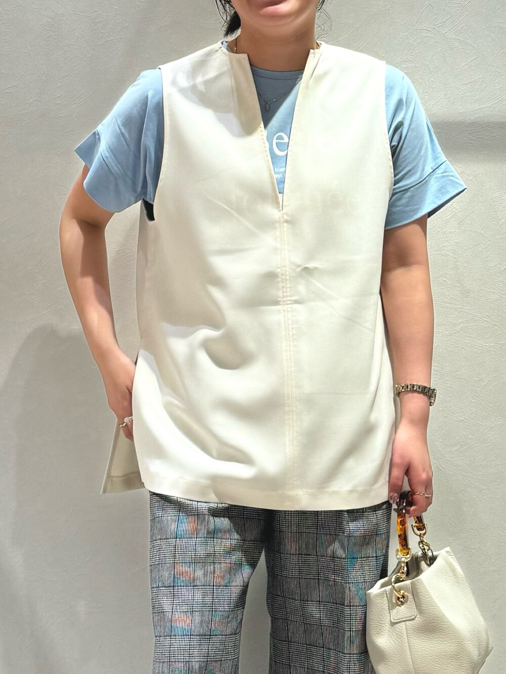 ホワイト系のベスト、ブルー系のTシャツ/カットソー、その他のスラックスを着用したレディースの夏コーディネートの3枚目の写真