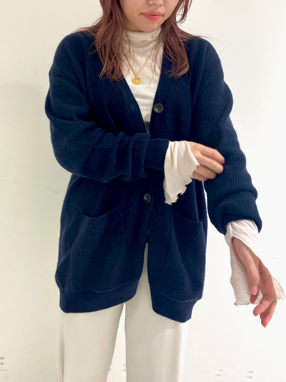 ブルー系のカーディガン/ボレロ、ホワイト系のその他パンツ、グレー系のパンプスを着用したレディースの秋コーディネートの3枚目の写真