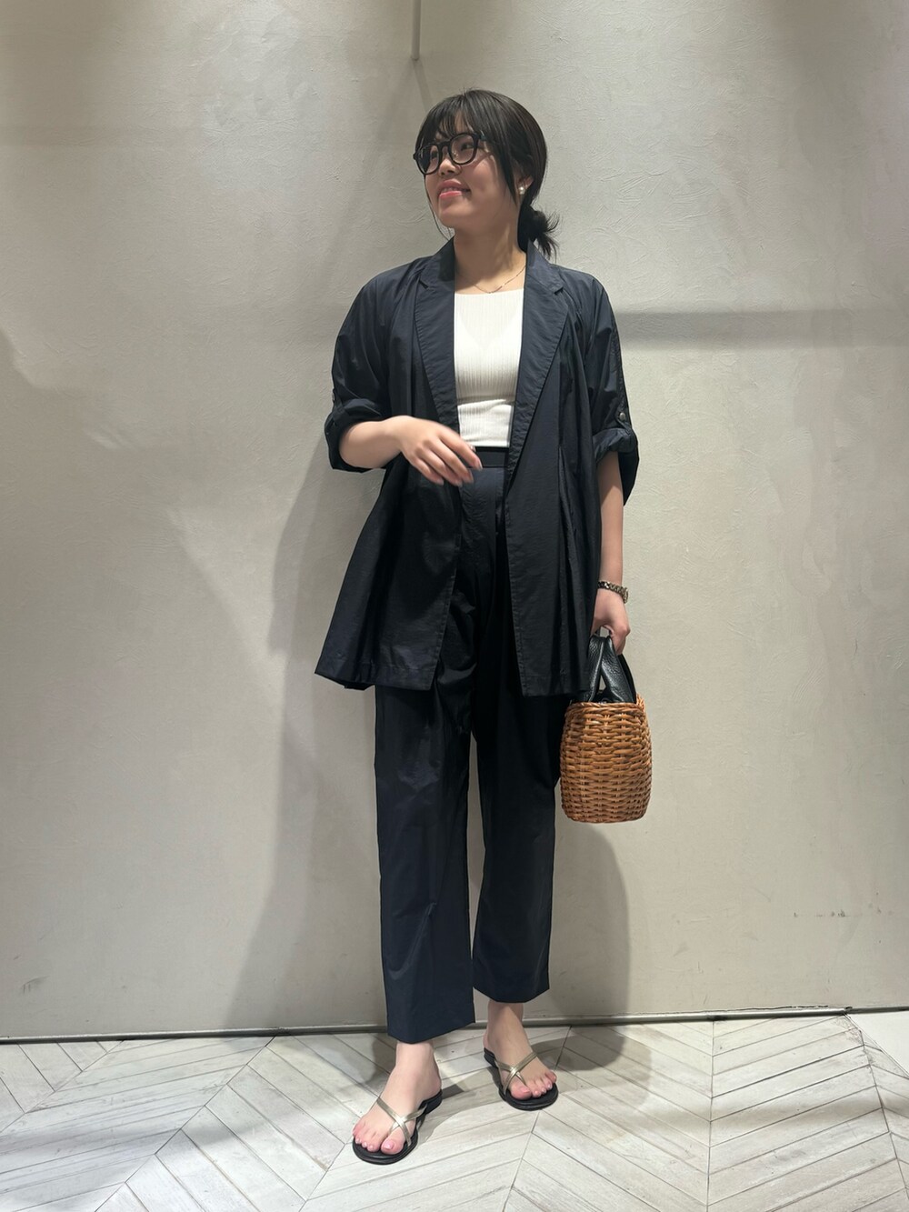 ブラック系のシャツ/ブラウス、ブラック系のその他パンツ、ブラック系のトートバッグを着用したレディースの夏コーディネートの2枚目の写真