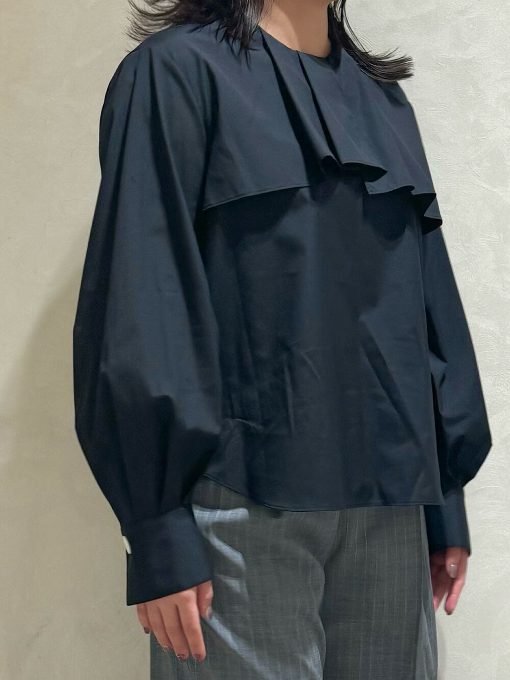 ブラック系のシャツ/ブラウス、その他のスラックスを着用したレディースの秋コーディネートの7枚目の写真