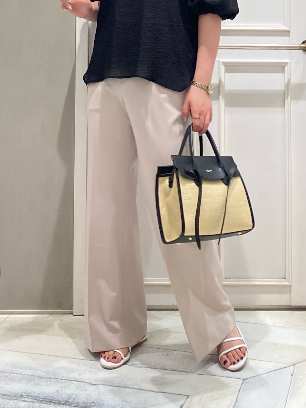 ブラック系のシャツ/ブラウス、ブラック系のトートバッグ、ピンク系のスラックスを着用したレディースの夏コーディネートの5枚目の写真