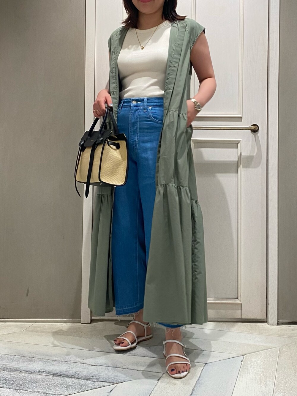 グリーン系のワンピース、ブラック系のトートバッグ、レッド系のサンダルを着用したレディースの夏コーディネートの2枚目の写真