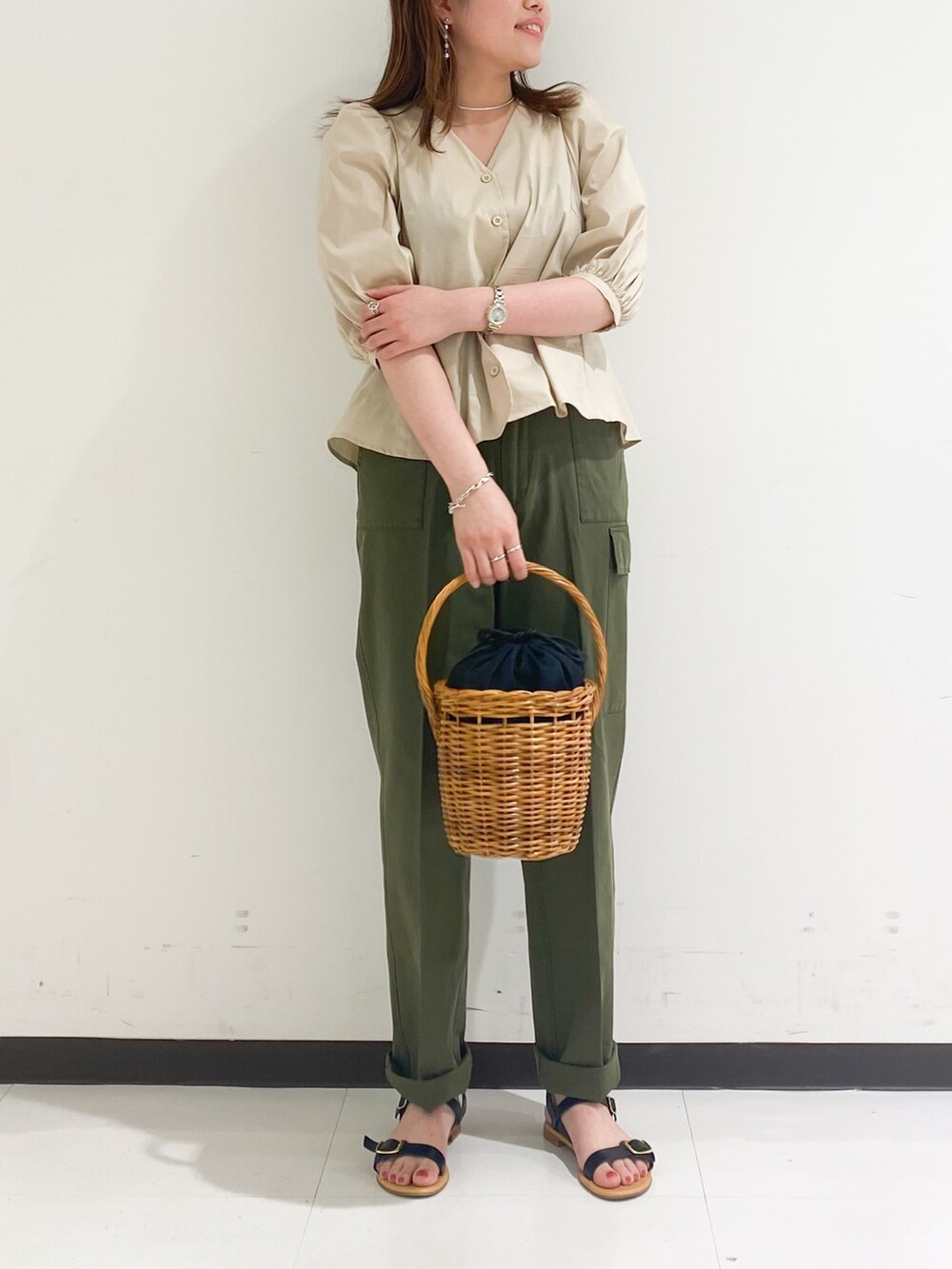 ベージュ系のシャツ/ブラウス、グリーン系のカーゴパンツ、ブラック系のかごバッグを着用したレディースの春コーディネートの3枚目の写真