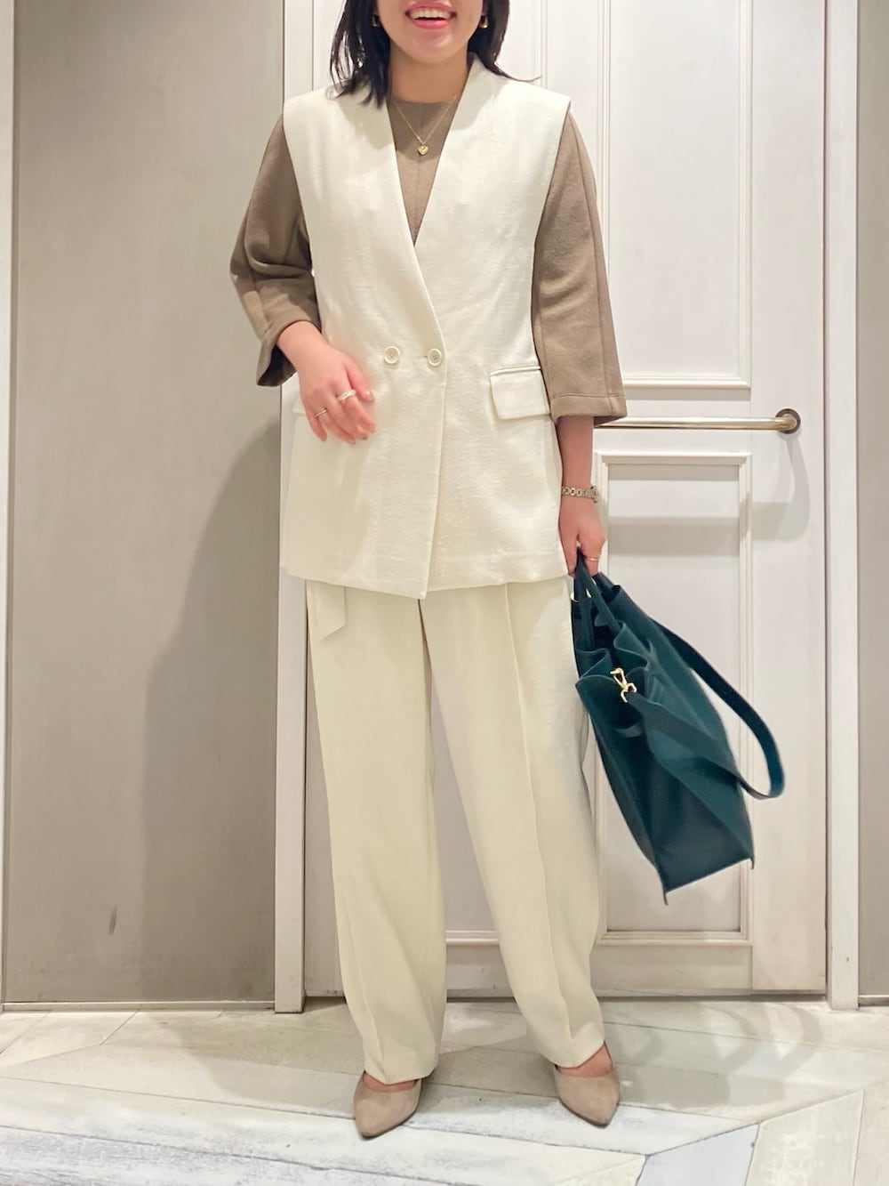 「セットアップ、きれいめカジュアル、オトナカワイイ、秋先取りコーデ、おしゃれさんと繋がりたい、骨格ストレート、ベーシック/トラッド、モノトーン、ツィード、ジレ、ホワイトコーデ、パンツスタイル、カリテ(qualite)、オフィスカジュアル、お出かけコーデ」｜「qualiteのブークレダンボールプルオーバー（Tシャツ/カットソー、ベージュ系）」を使った、たじさん（レディース・159cm）の夏コーディネートの4枚目の写真