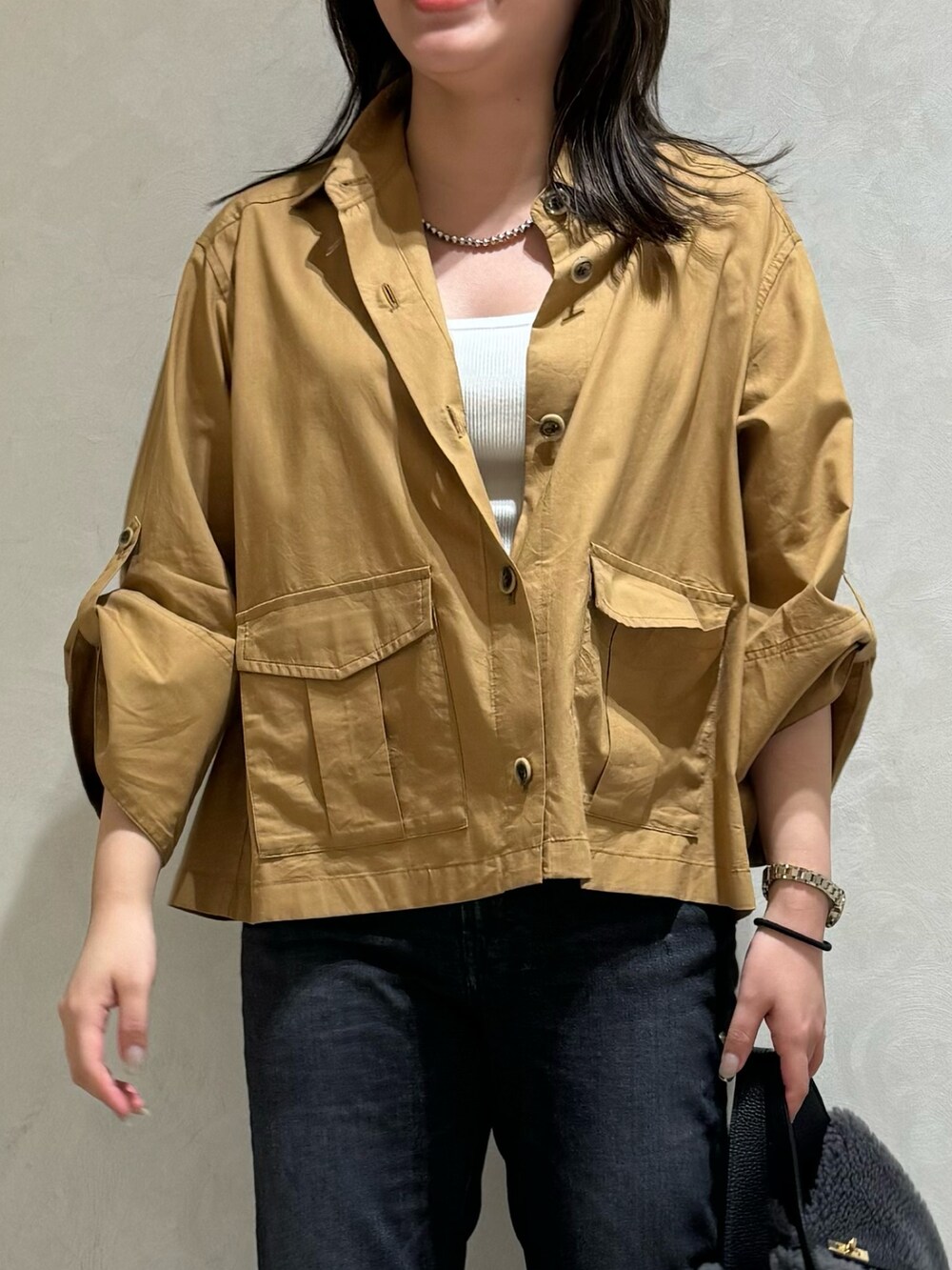 ベージュ系のシャツ/ブラウス、ブラック系のその他パンツを着用したレディースの秋コーディネートの6枚目の写真