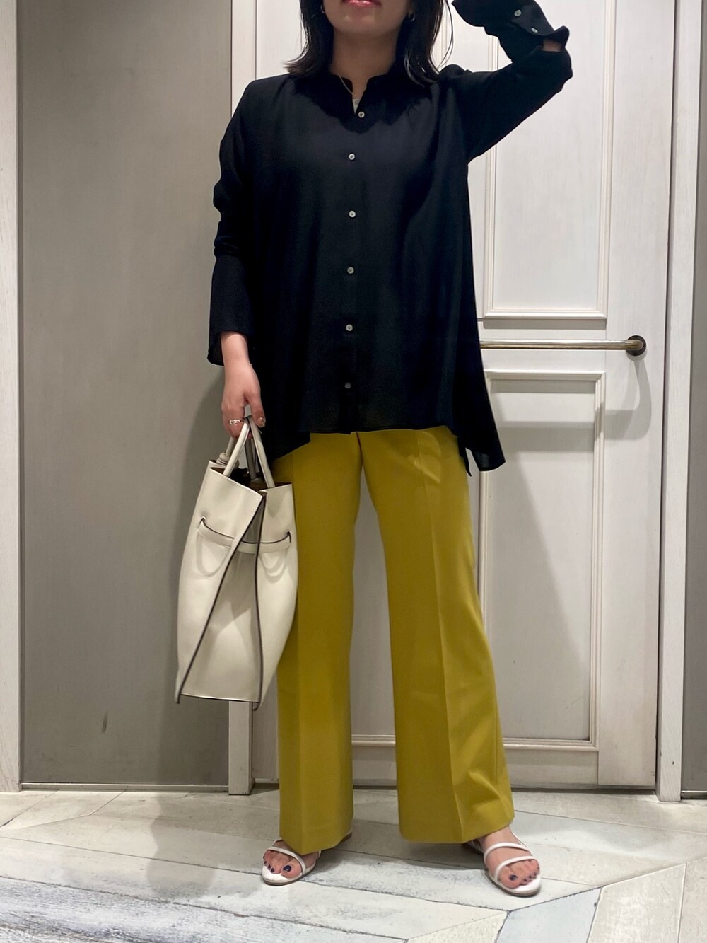 ブラック系のシャツ/ブラウス、ホワイト系のサンダル、ホワイト系のトートバッグを着用したレディースの夏コーディネートの2枚目の写真