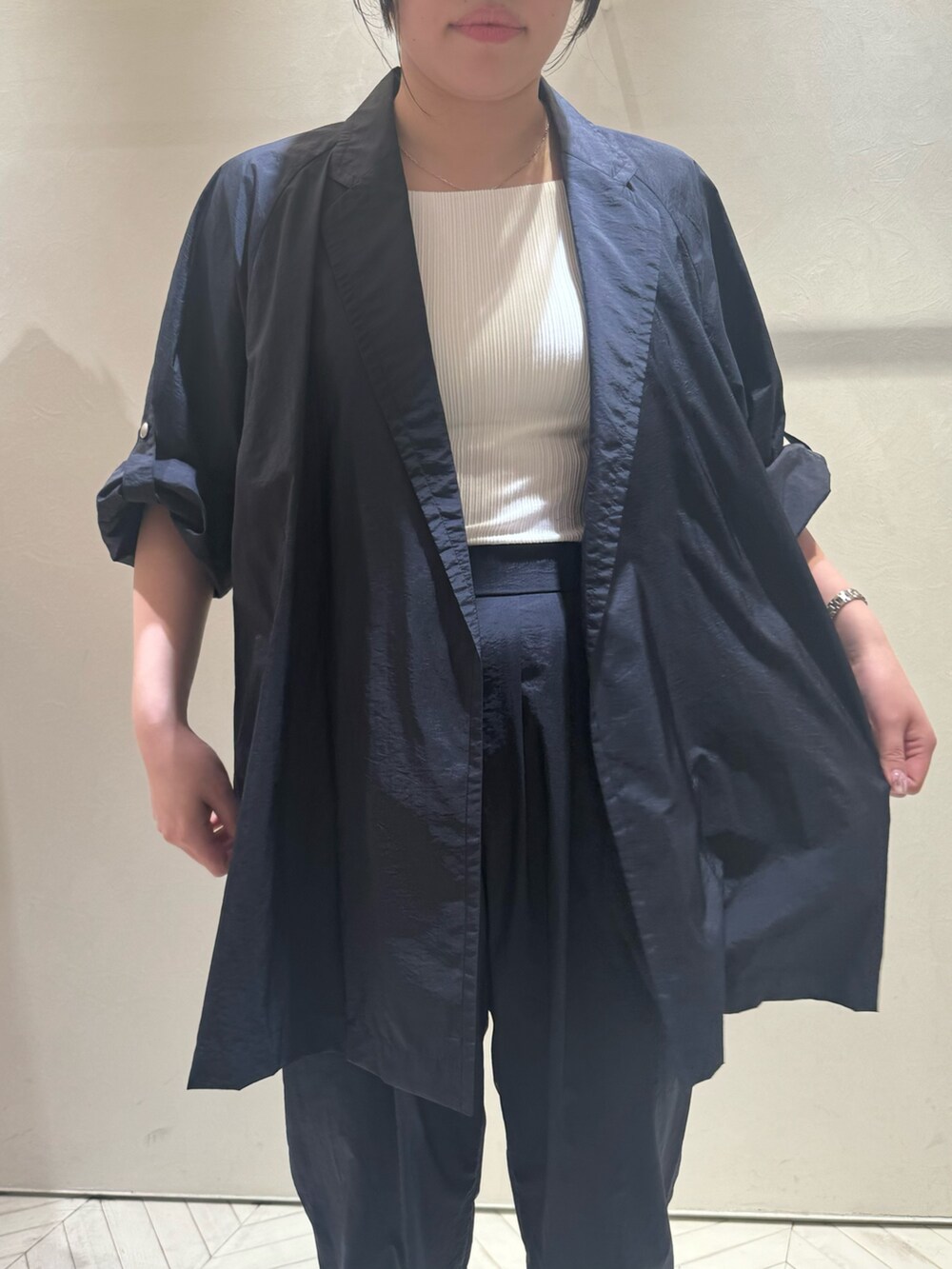 ブラック系のシャツ/ブラウス、ブラック系のその他パンツ、ブラック系のトートバッグを着用したレディースの夏コーディネートの5枚目の写真