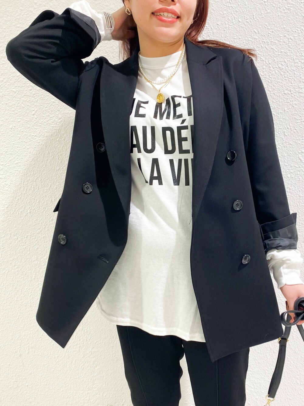 ブラック系のTシャツ/カットソー、ブラウン系のその他パンツ、ホワイト系のパンプスを着用したレディースの秋コーディネートの5枚目の写真