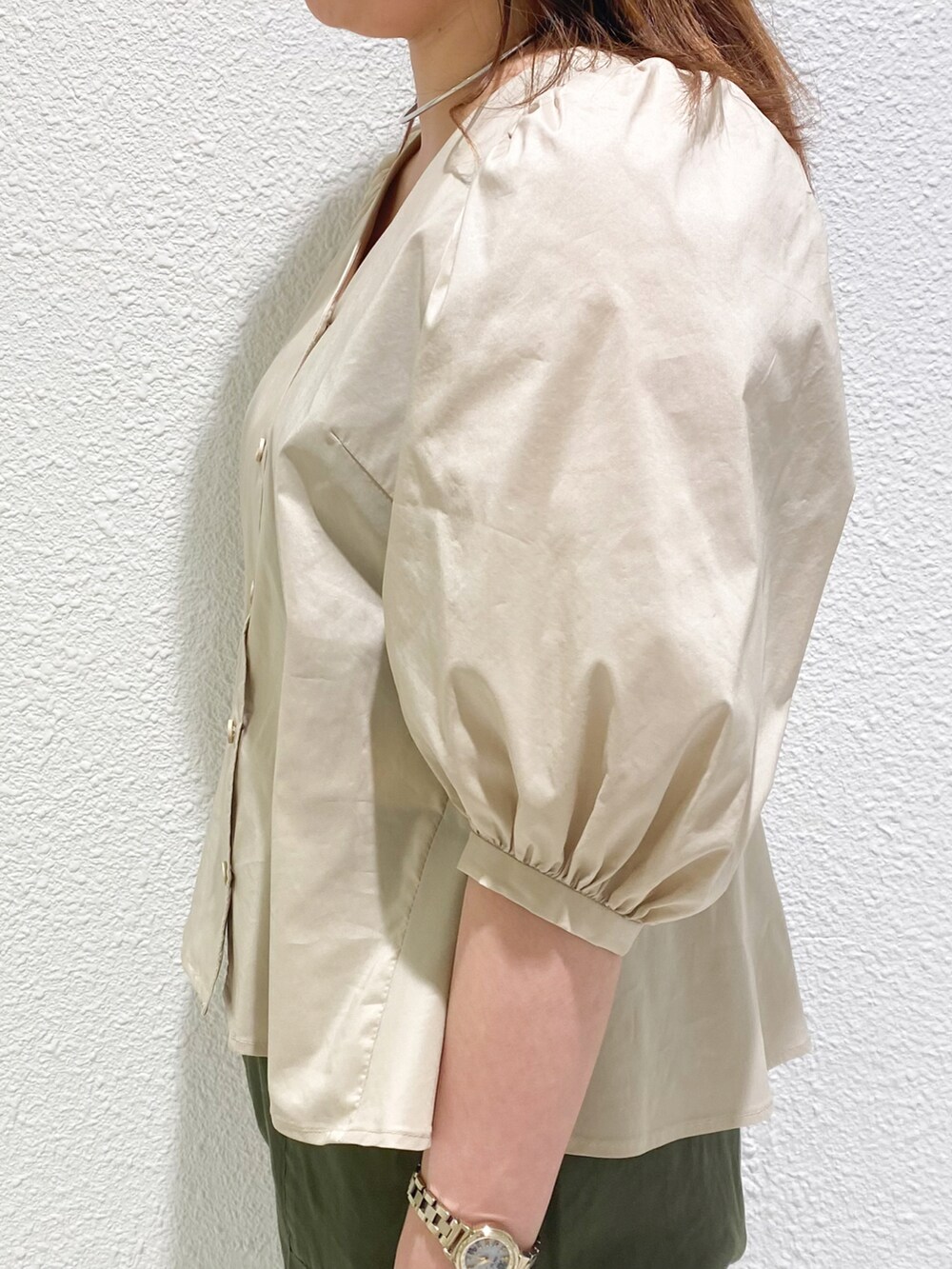 ベージュ系のシャツ/ブラウス、グリーン系のカーゴパンツ、ブラック系のかごバッグを着用したレディースの春コーディネートの5枚目の写真