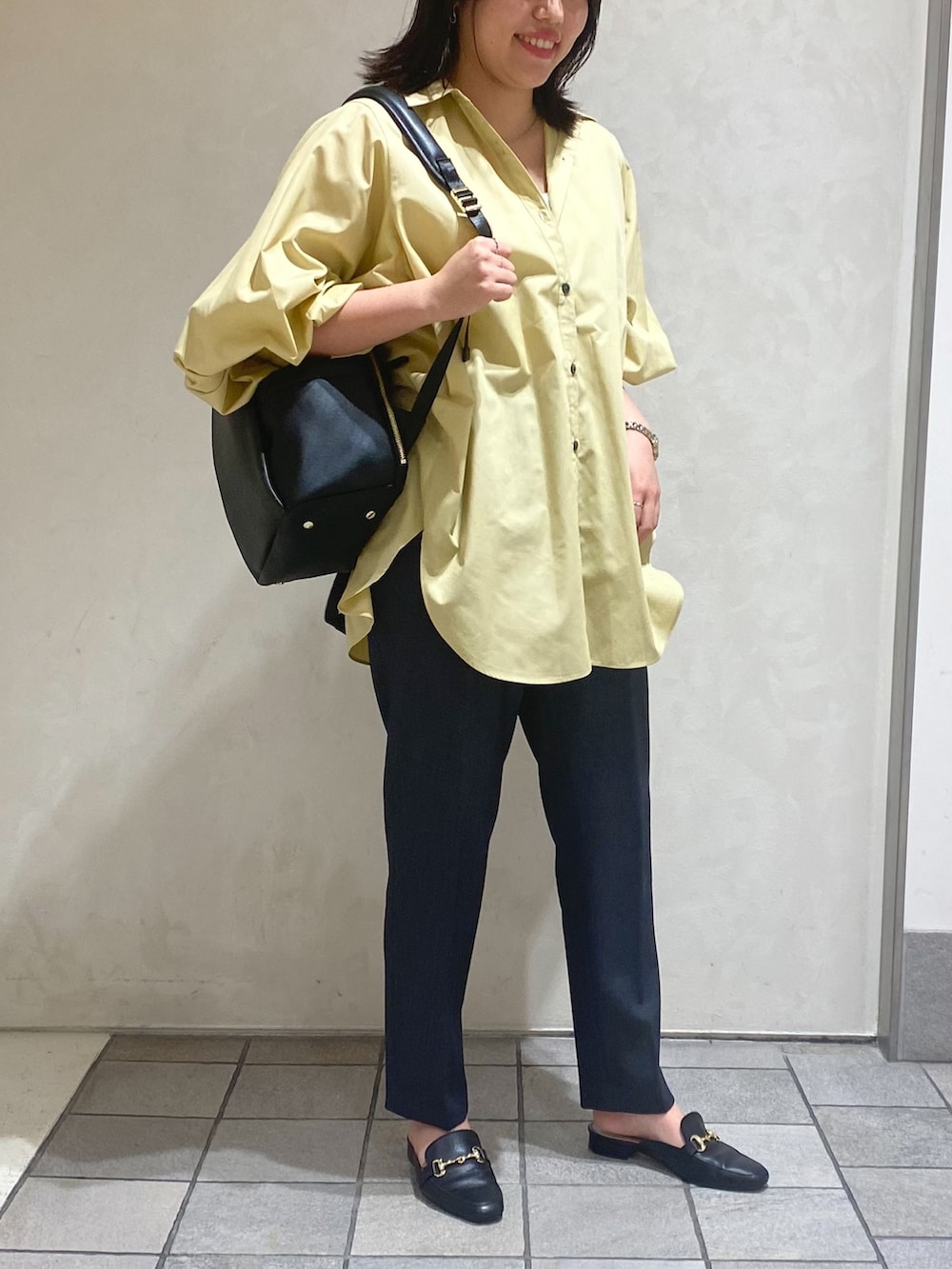 ベージュ系のシャツ/ブラウス、グレー系のスラックス、ブラック系のバックパック/リュックを着用したレディースの秋コーディネートの4枚目の写真