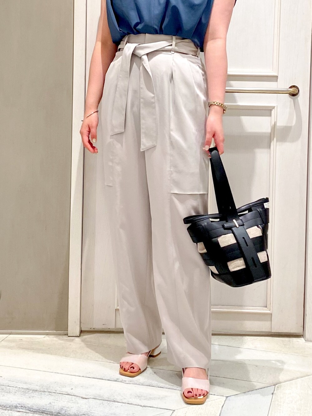 グリーン系のシャツ/ブラウス、ベージュ系のその他パンツ、ブラウン系のトートバッグを着用したレディースの夏コーディネートの5枚目の写真