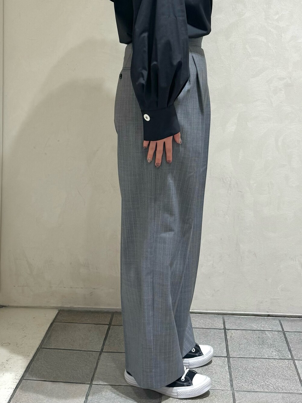 ブラック系のシャツ/ブラウス、その他のスラックスを着用したレディースの秋コーディネートの6枚目の写真