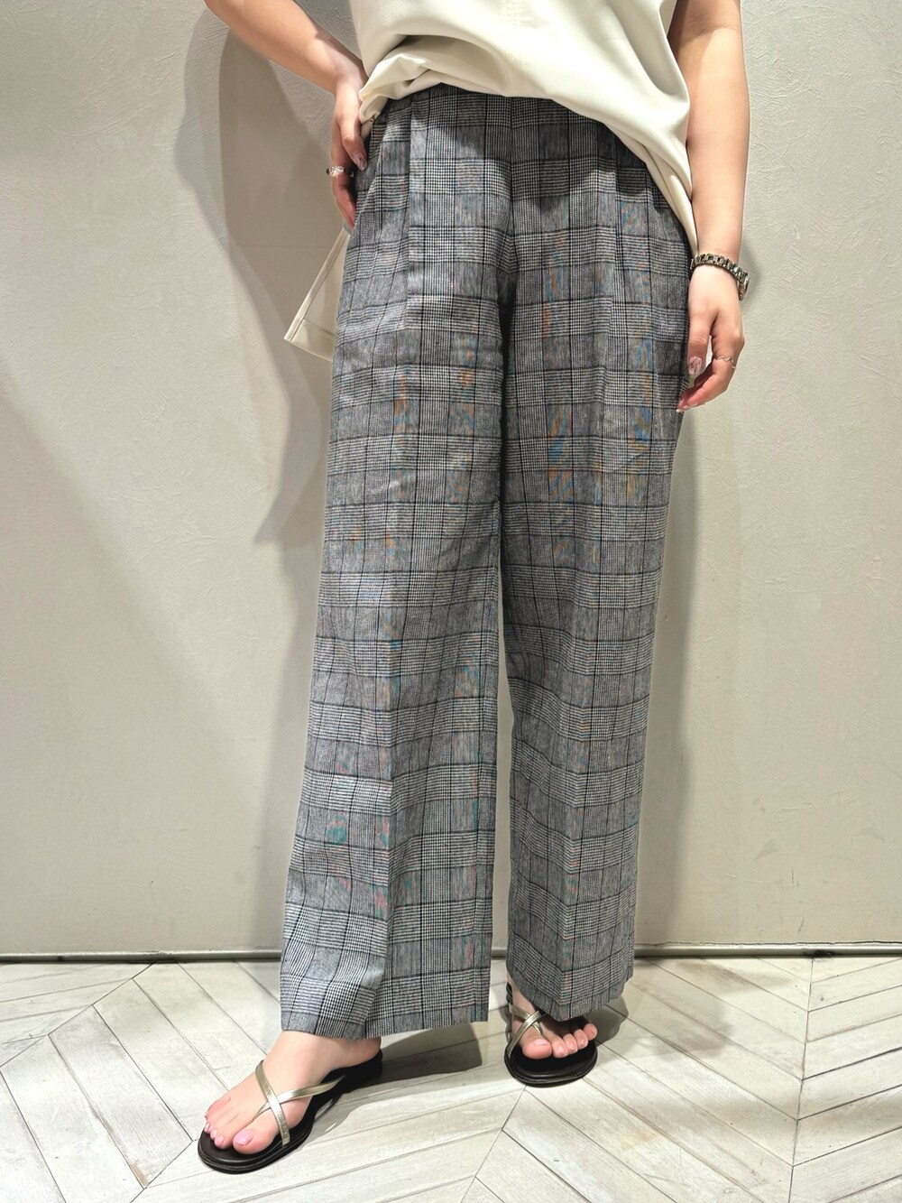 ホワイト系のベスト、ブルー系のTシャツ/カットソー、その他のスラックスを着用したレディースの夏コーディネートの6枚目の写真