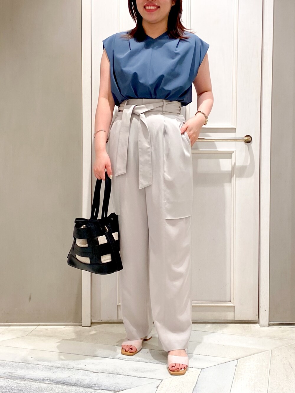 グリーン系のシャツ/ブラウス、ベージュ系のその他パンツ、ブラウン系のトートバッグを着用したレディースの夏コーディネートの3枚目の写真