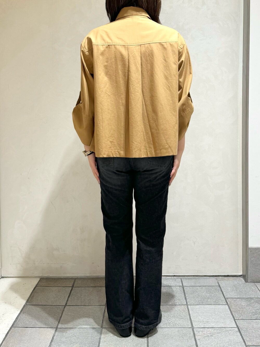 ベージュ系のシャツ/ブラウス、ブラック系のその他パンツを着用したレディースの秋コーディネートの9枚目の写真