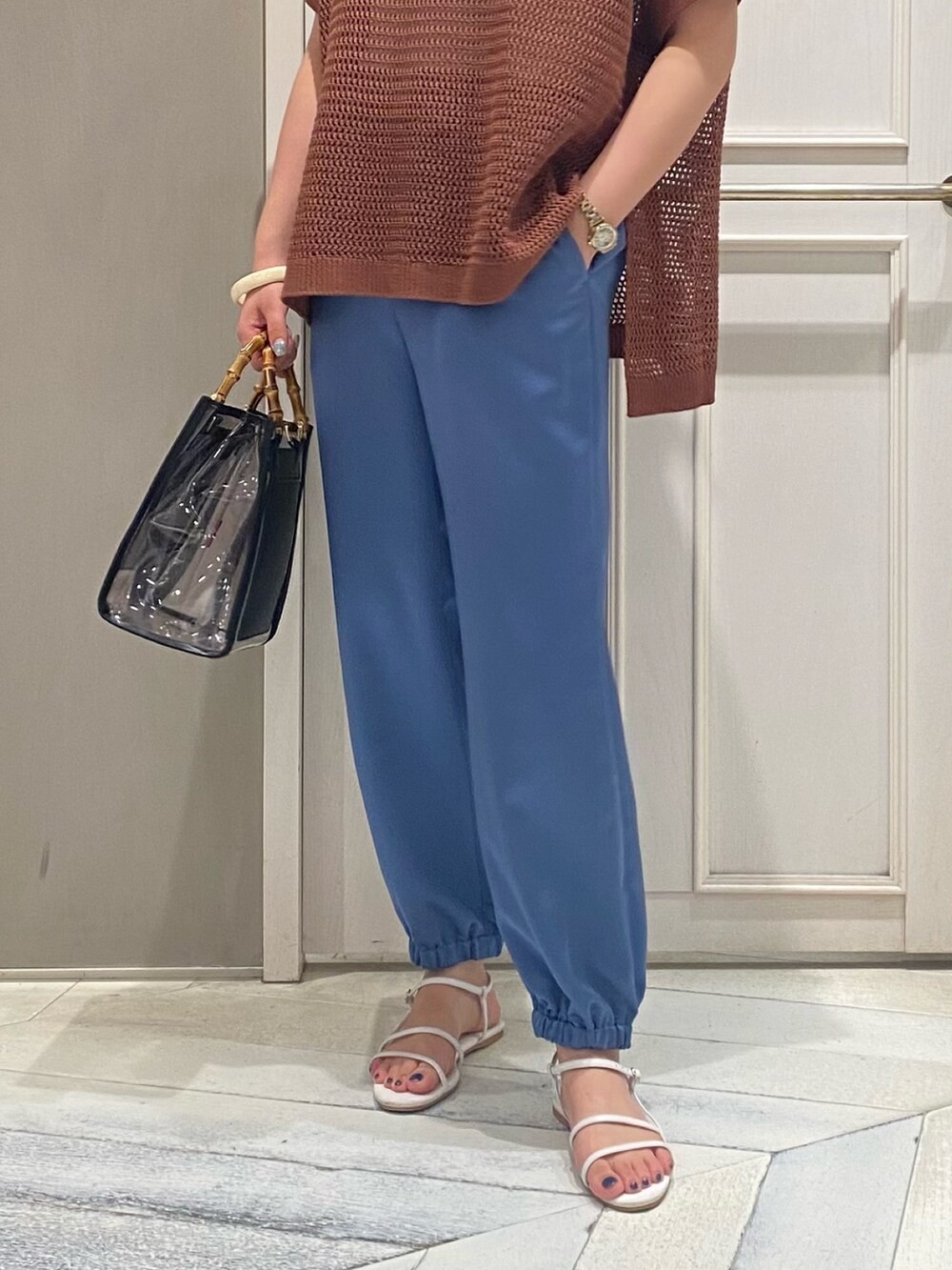 ブラウン系のニット/セーター、ブルー系のその他パンツ、ホワイト系のサンダルを着用したレディースの夏コーディネートの4枚目の写真