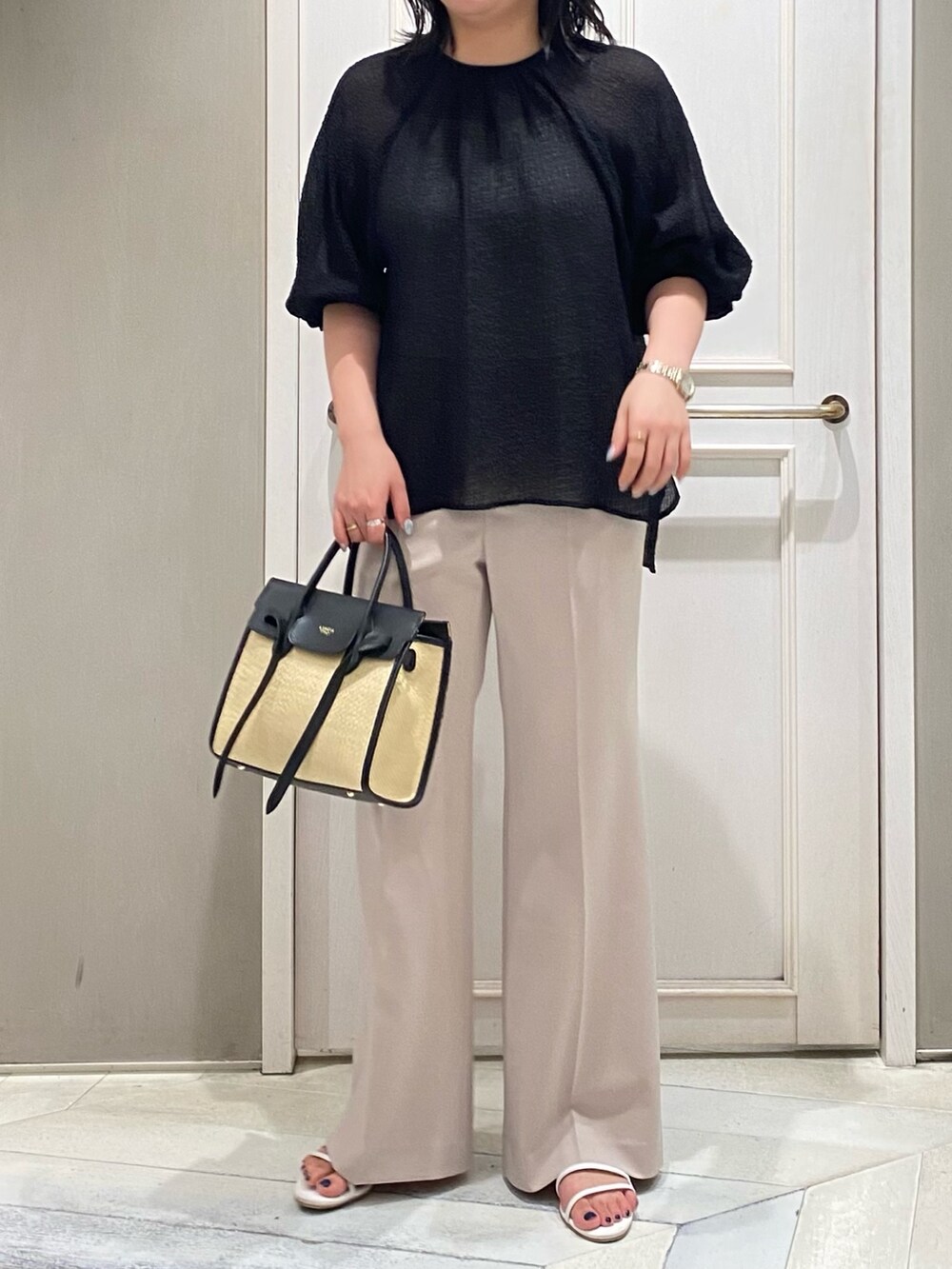 ブラック系のシャツ/ブラウス、ブラック系のトートバッグ、ピンク系のスラックスを着用したレディースの夏コーディネートの4枚目の写真