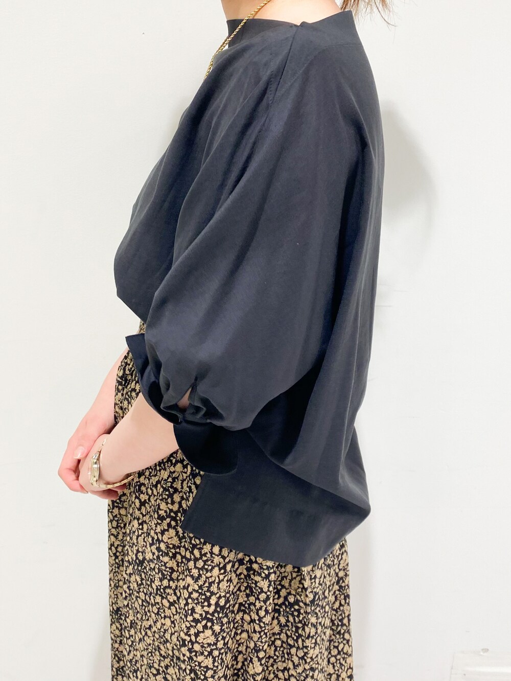 ブラック系のシャツ/ブラウス、ブラック系のスカート、ブラック系のサンダルを着用したレディースの春コーディネートの3枚目の写真